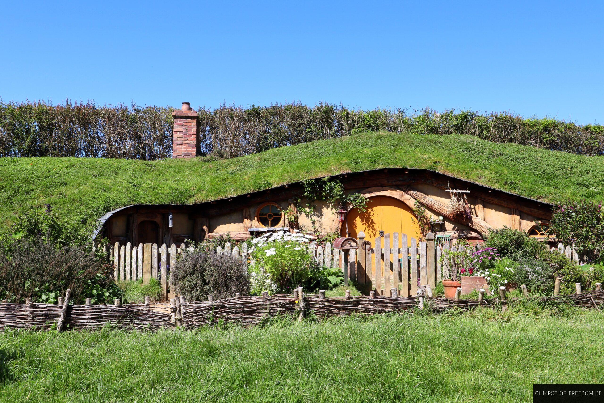 Hobbit Hoehle mit Gelber Tuer scaled Hobbit Höhle mit Gelber Tür