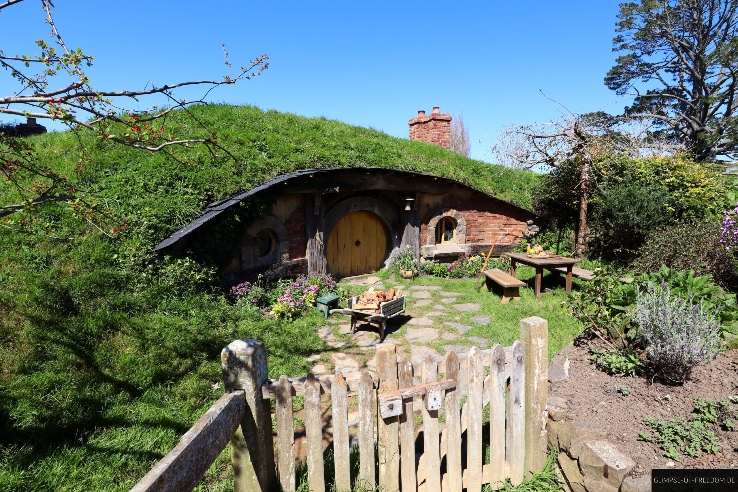 Hobbithoehle mit Holzarbeiten im Vorgarten scaled Hobbithöhle mit Holzarbeiten im Vorgarten
