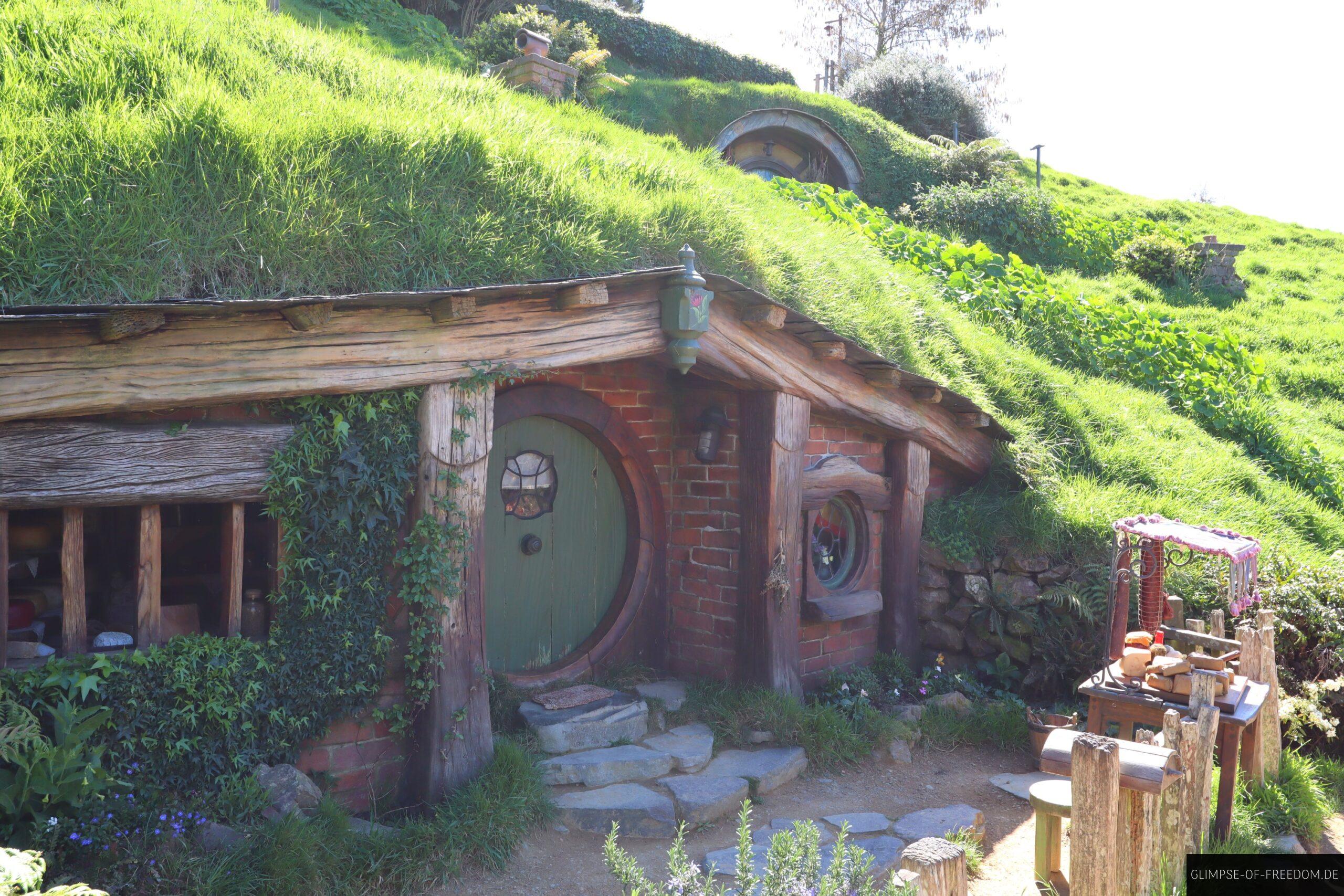 Hobbithoehle mit Kaesestand scaled Hobbithöhle mit Käsestand