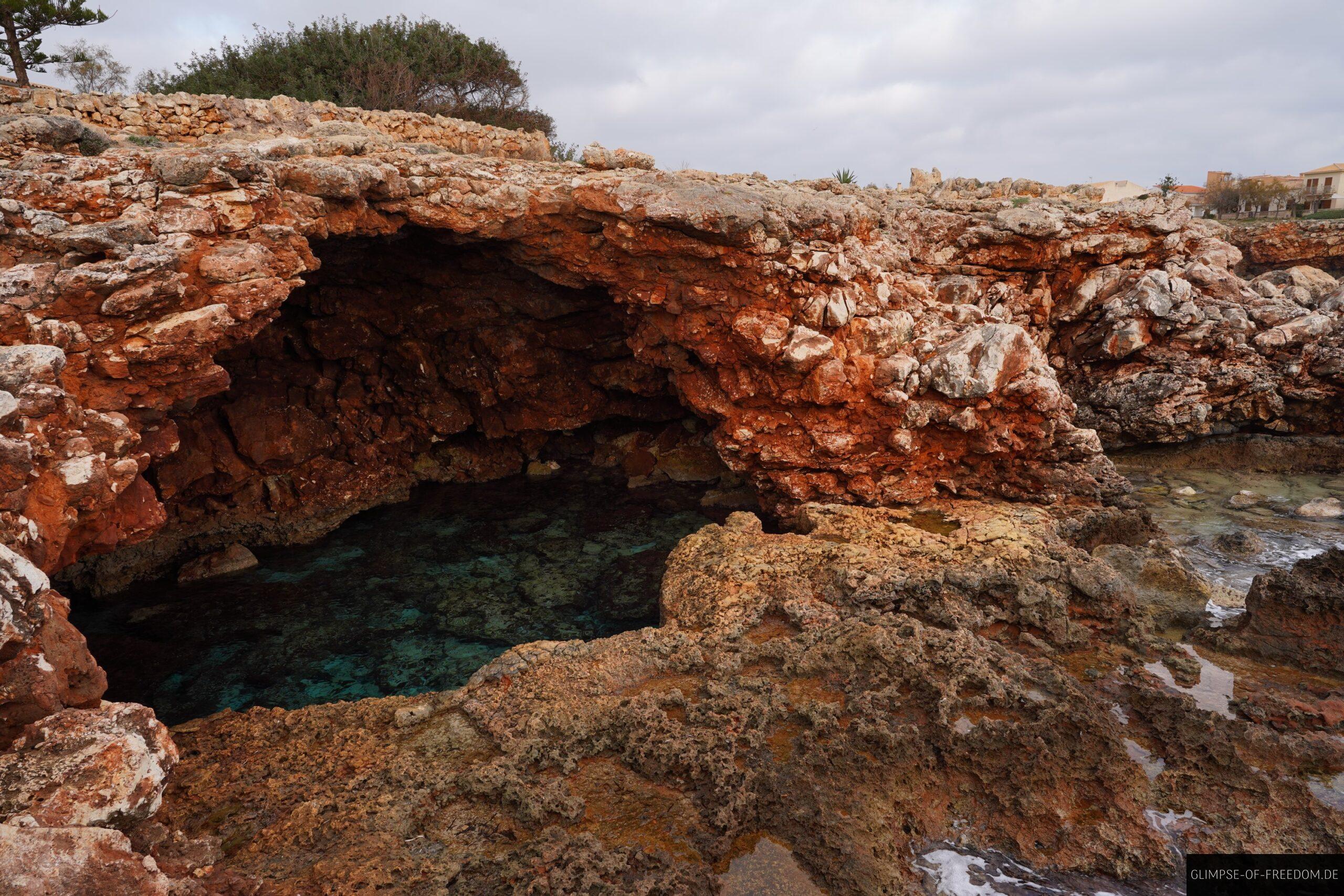 Hoehle im Fels scaled Höhle im Fels
