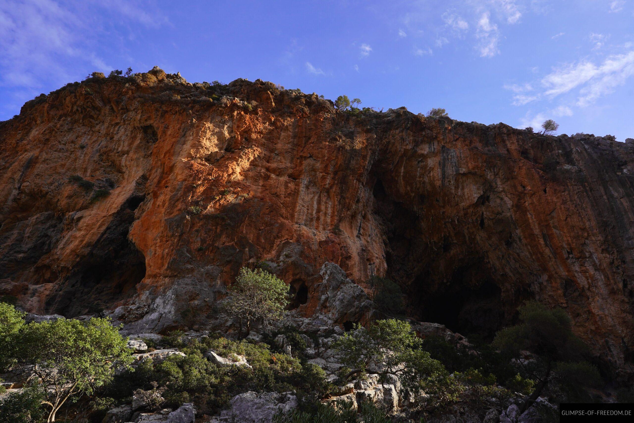 Hoehlen im roten Gestein der Agiofarago Schlucht scaled Höhlen im roten Gestein der Agiofarago Schlucht