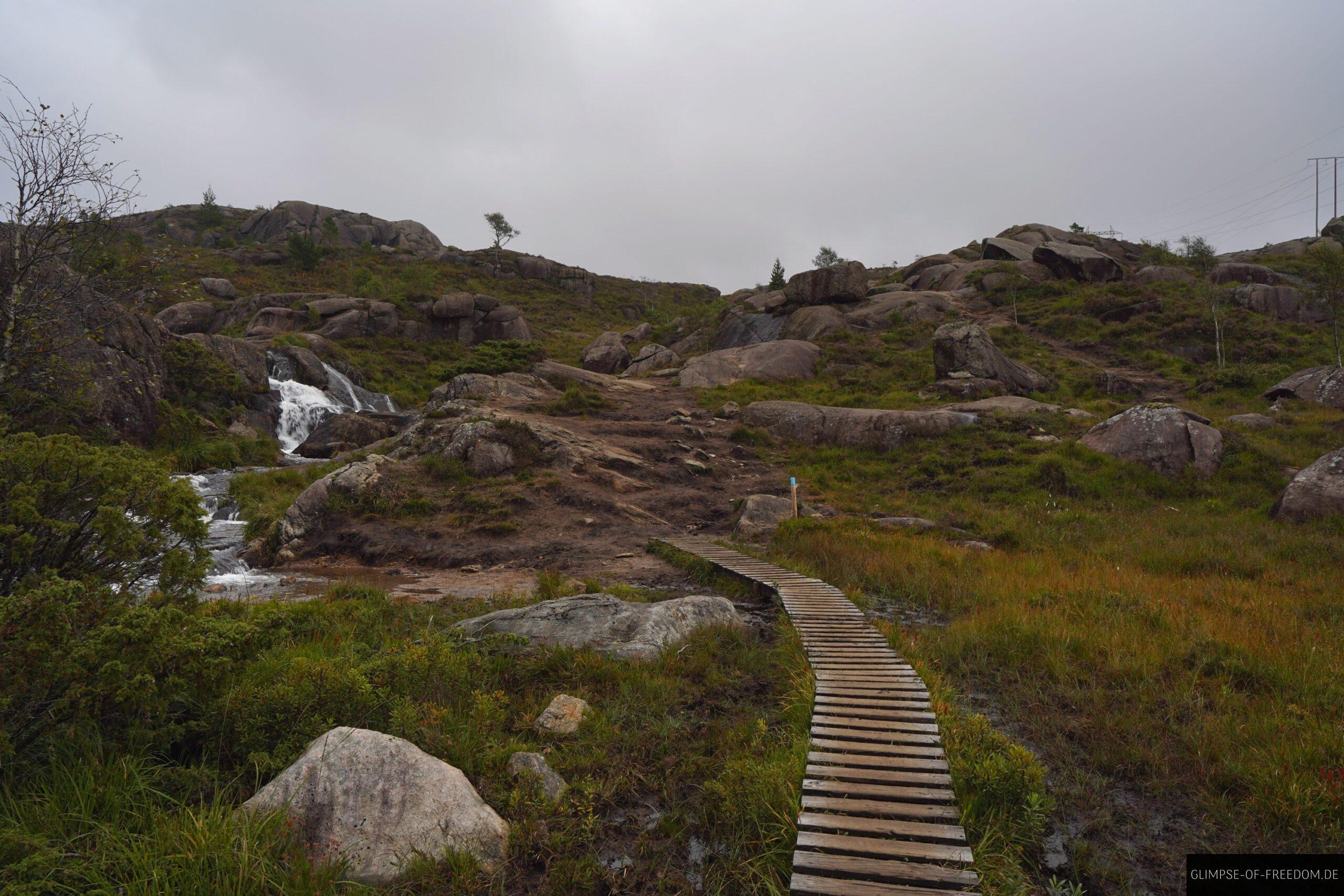 Holzsteg Weg durch die norwegische Landschaft scaled Holzsteg Weg durch die norwegische Landschaft