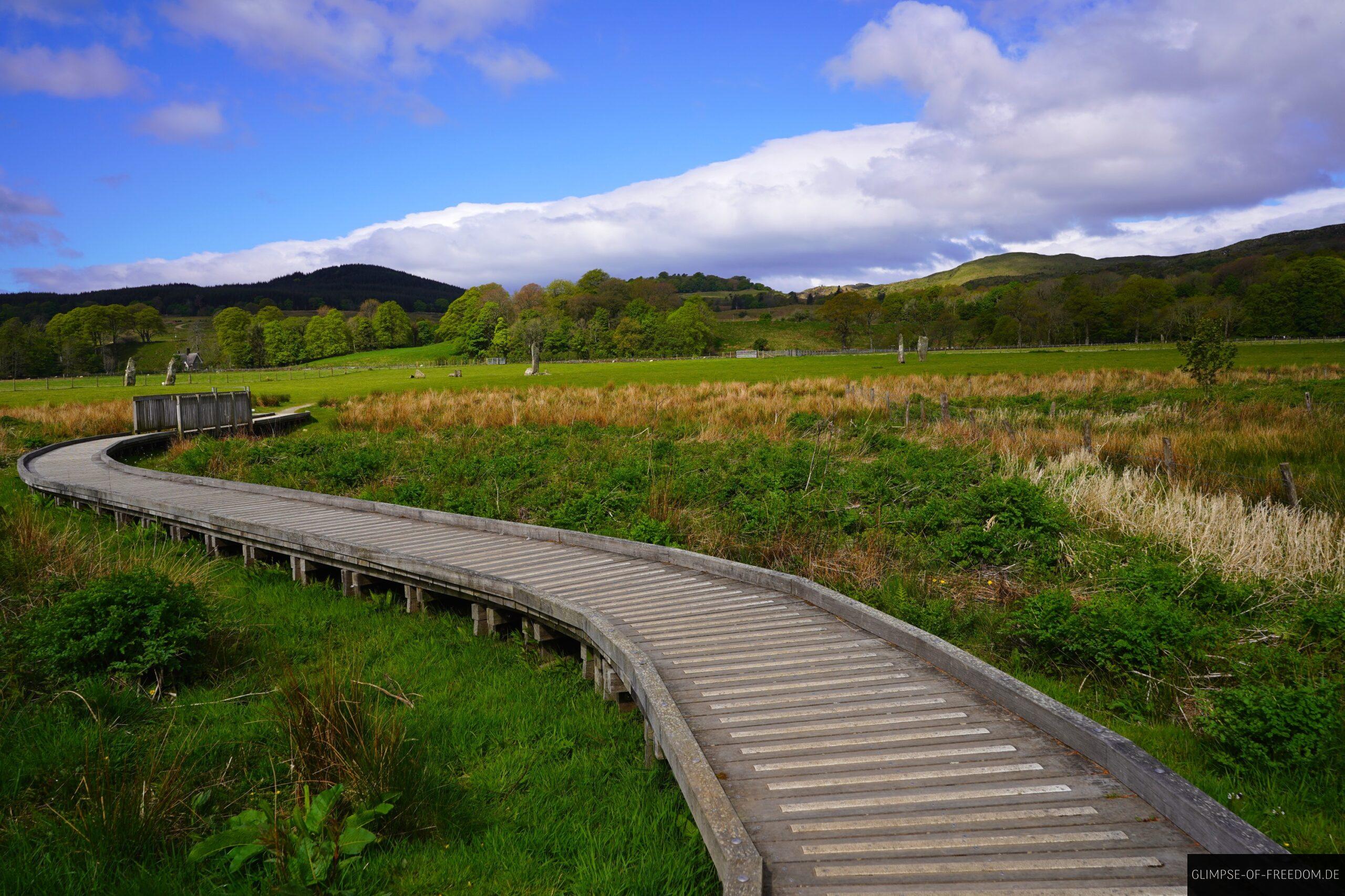 Holzweg zu den Menhiren von Nether Largie scaled Holzweg zu den Menhiren von Nether Largie