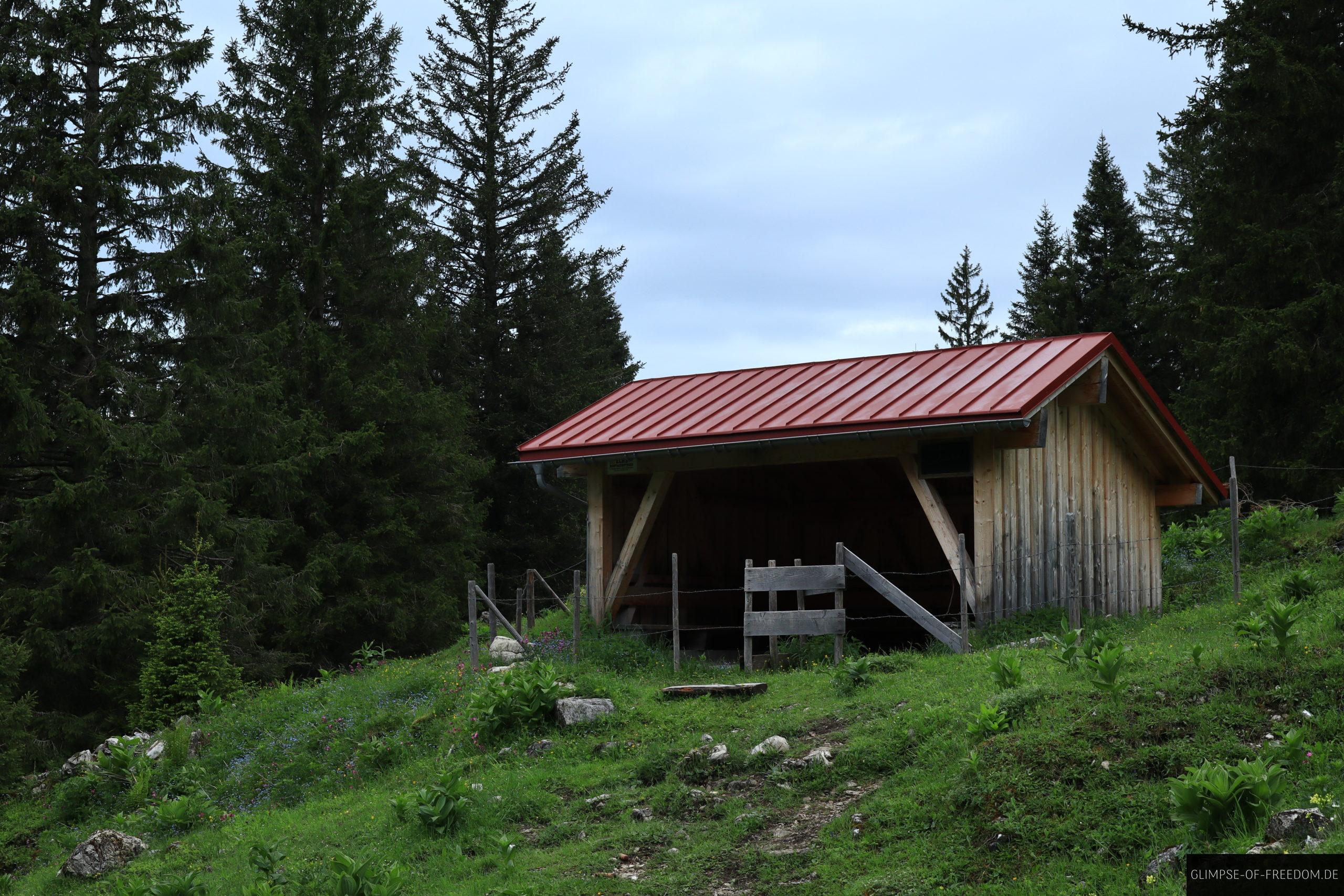 Huette mit Getraenken auf der Rotspitz Wanderung scaled Hütte mit Getränken auf der Rotspitz Wanderung