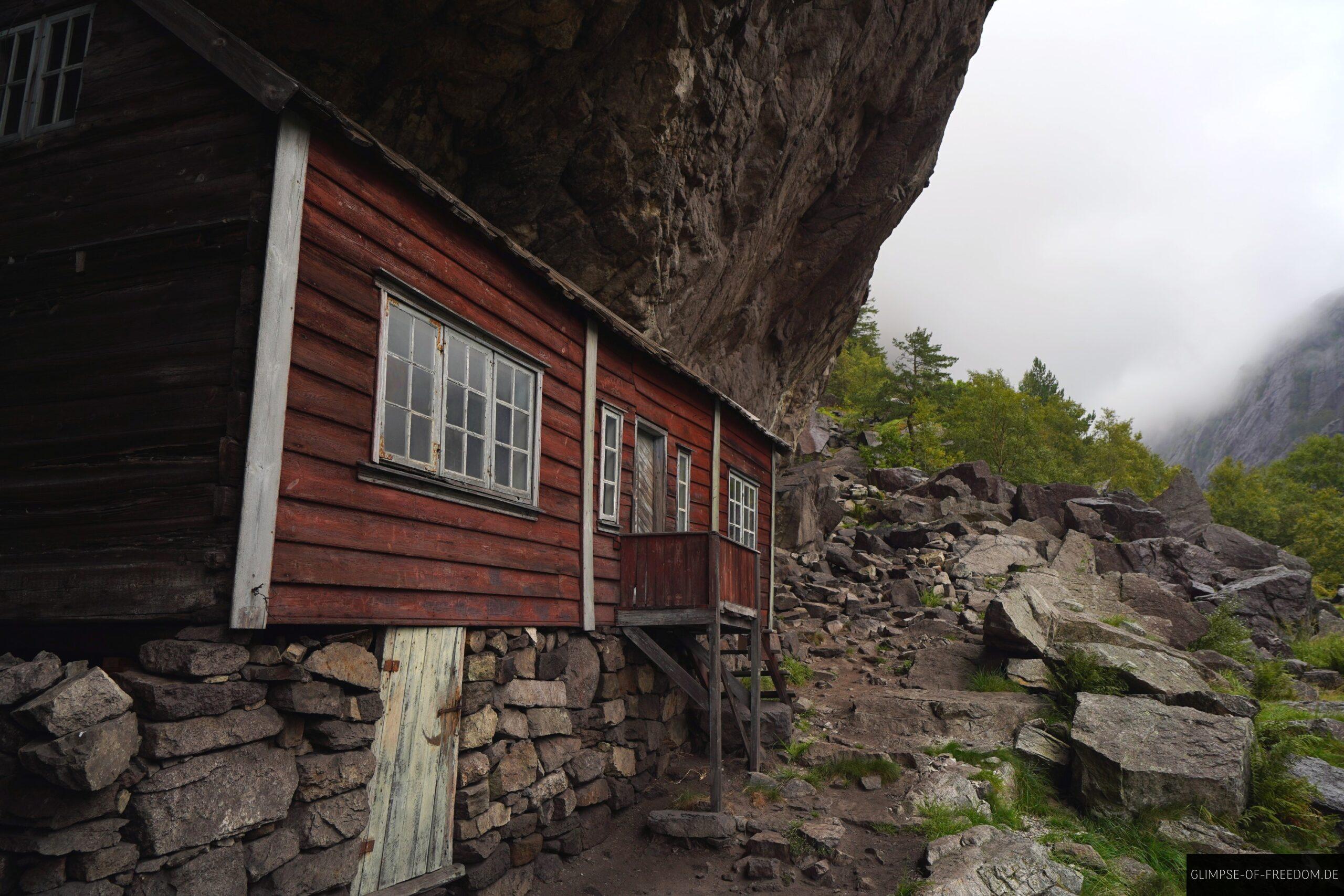 Huetten unter dem Felsen scaled Hütten unter dem Felsen