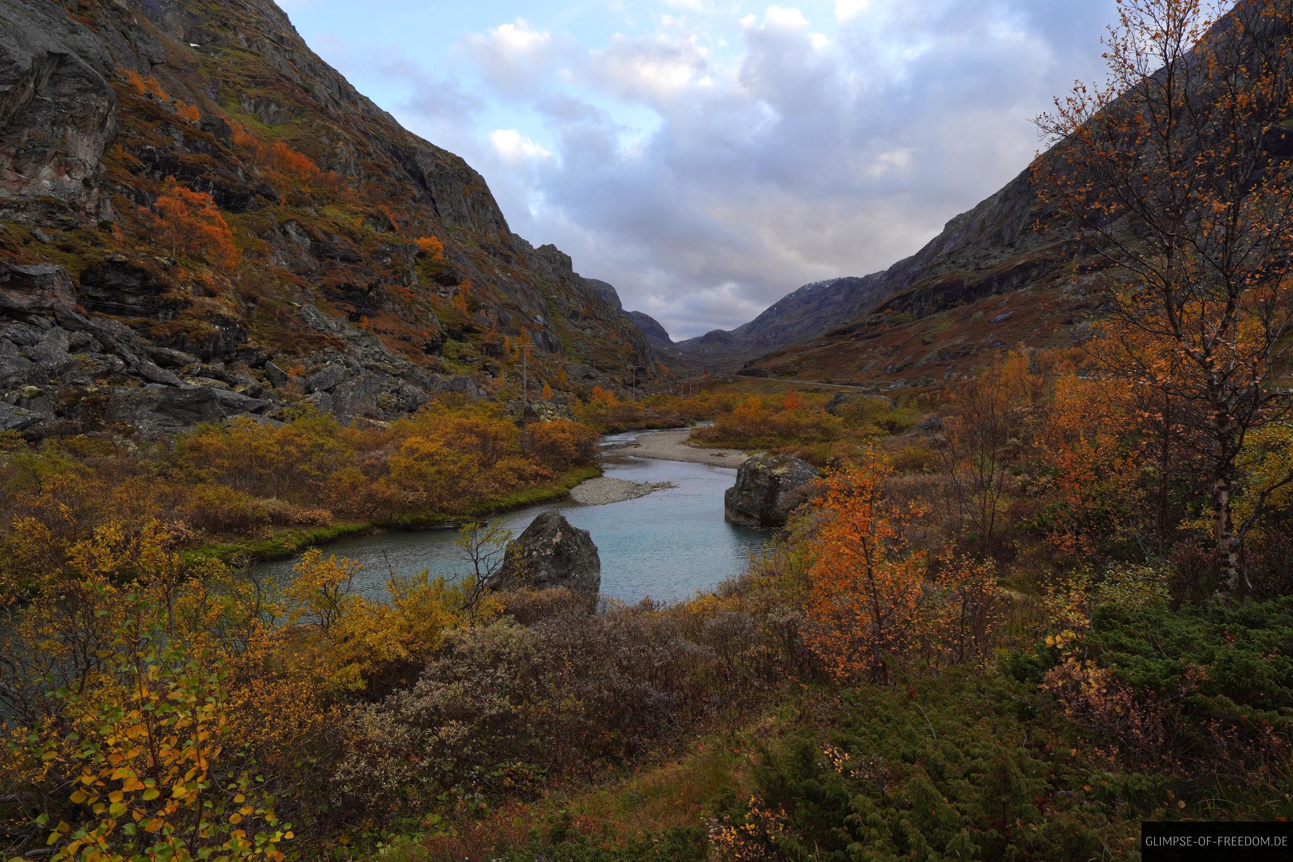Idyllischer Fluss zieht sich durch Norwegens Berge Idyllischer Fluss zieht sich durch Norwegens Berge