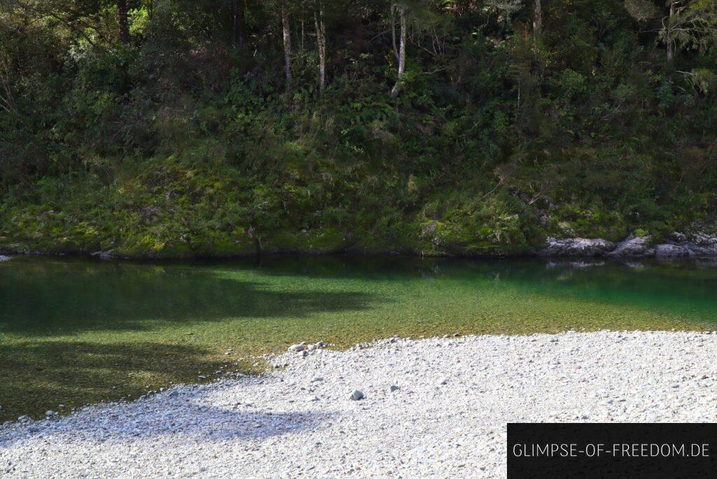 Idyllischer Kiesstrand an der Pelorus Bridge