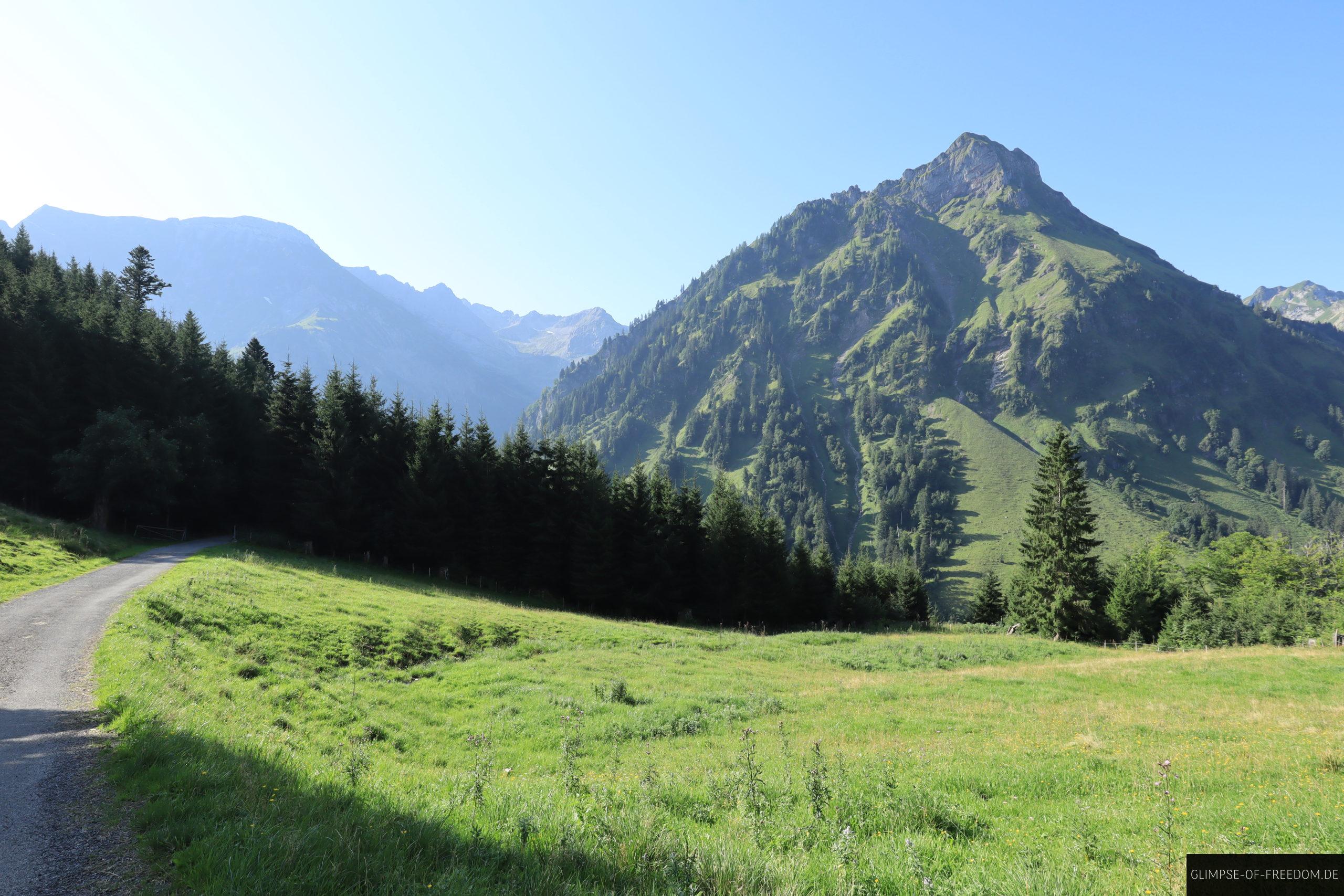 Idyllischer Weg mit Sicht auf Berg scaled Idyllischer Weg mit Sicht auf Berg