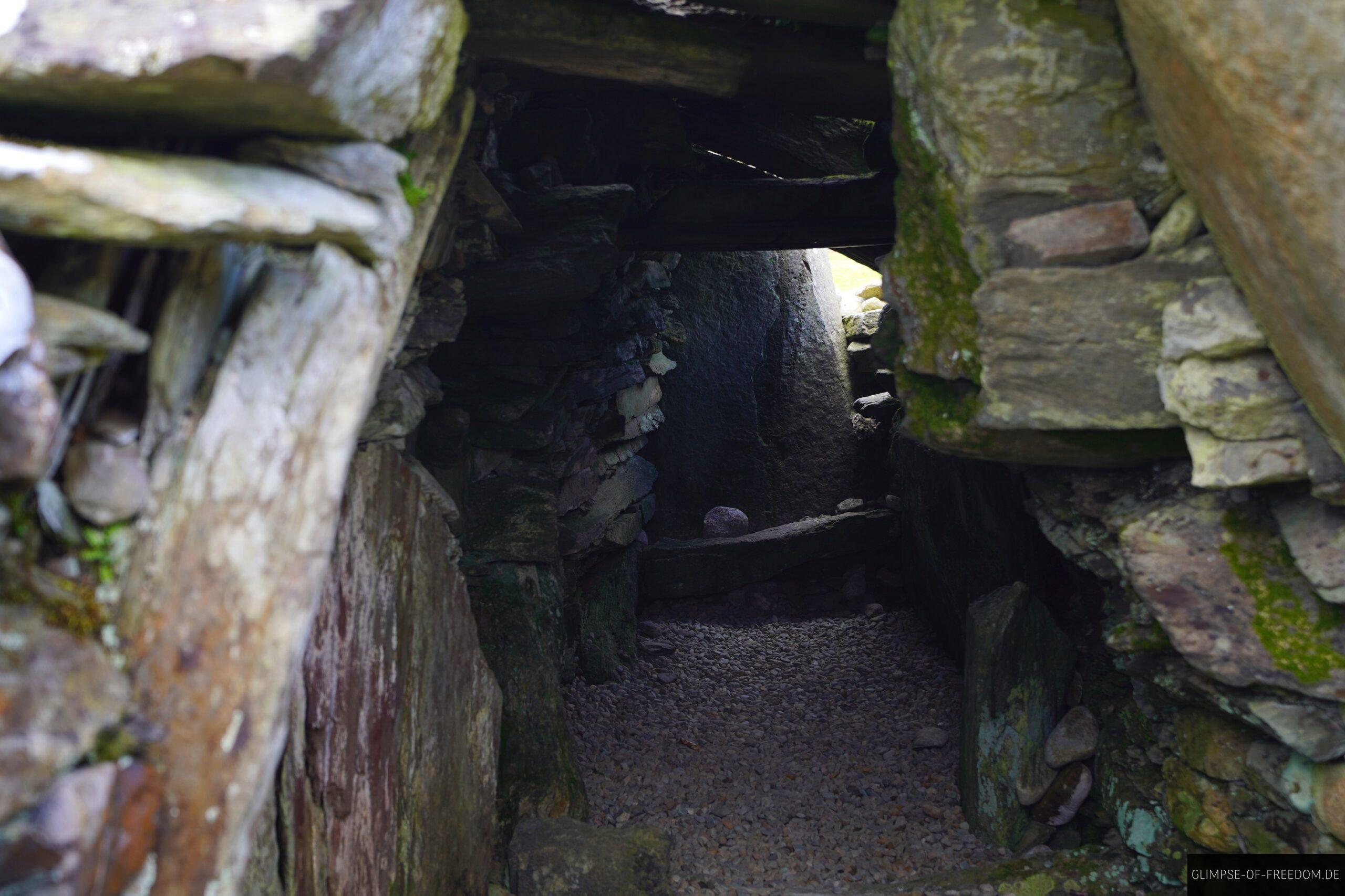 Im Innern der Nether Largie Cairns scaled Im Innern der Nether Largie Cairns