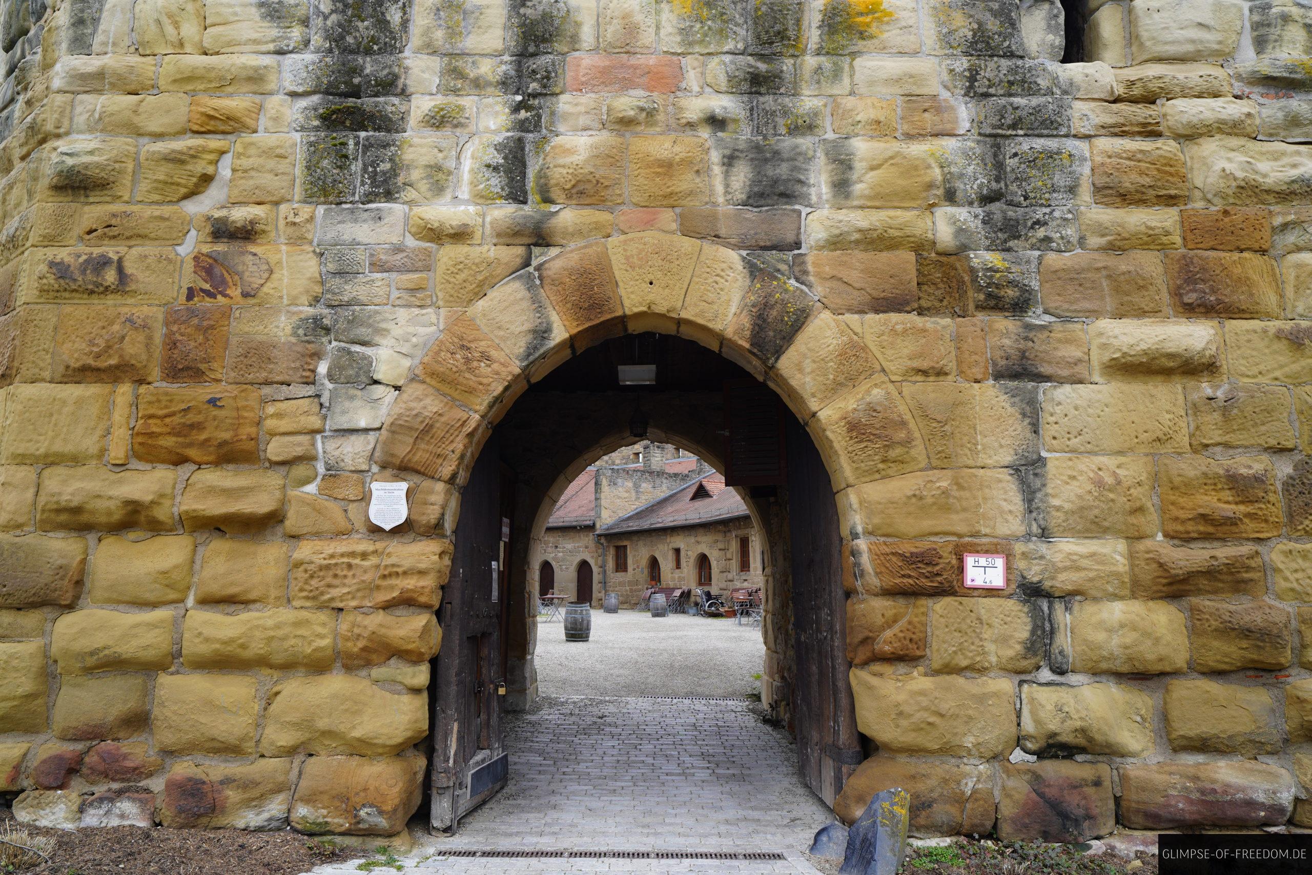 In den Innenhof der Burg scaled In den Innenhof der Burg