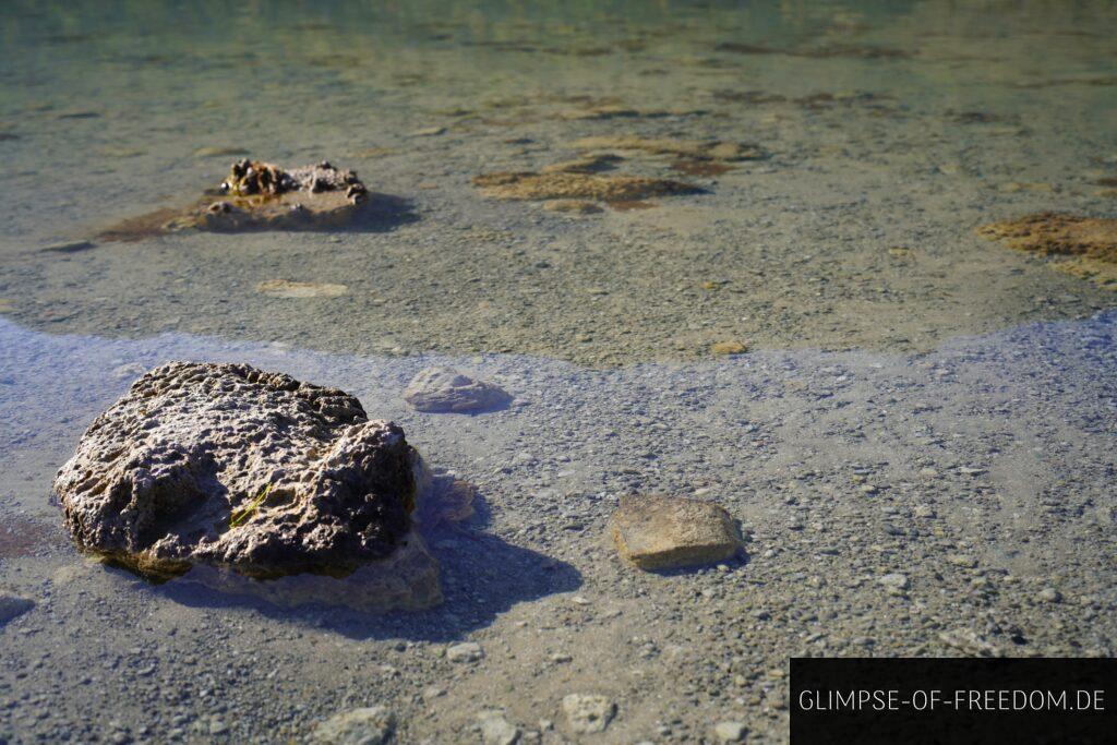 Klares Sueswasser des Kournas Sees