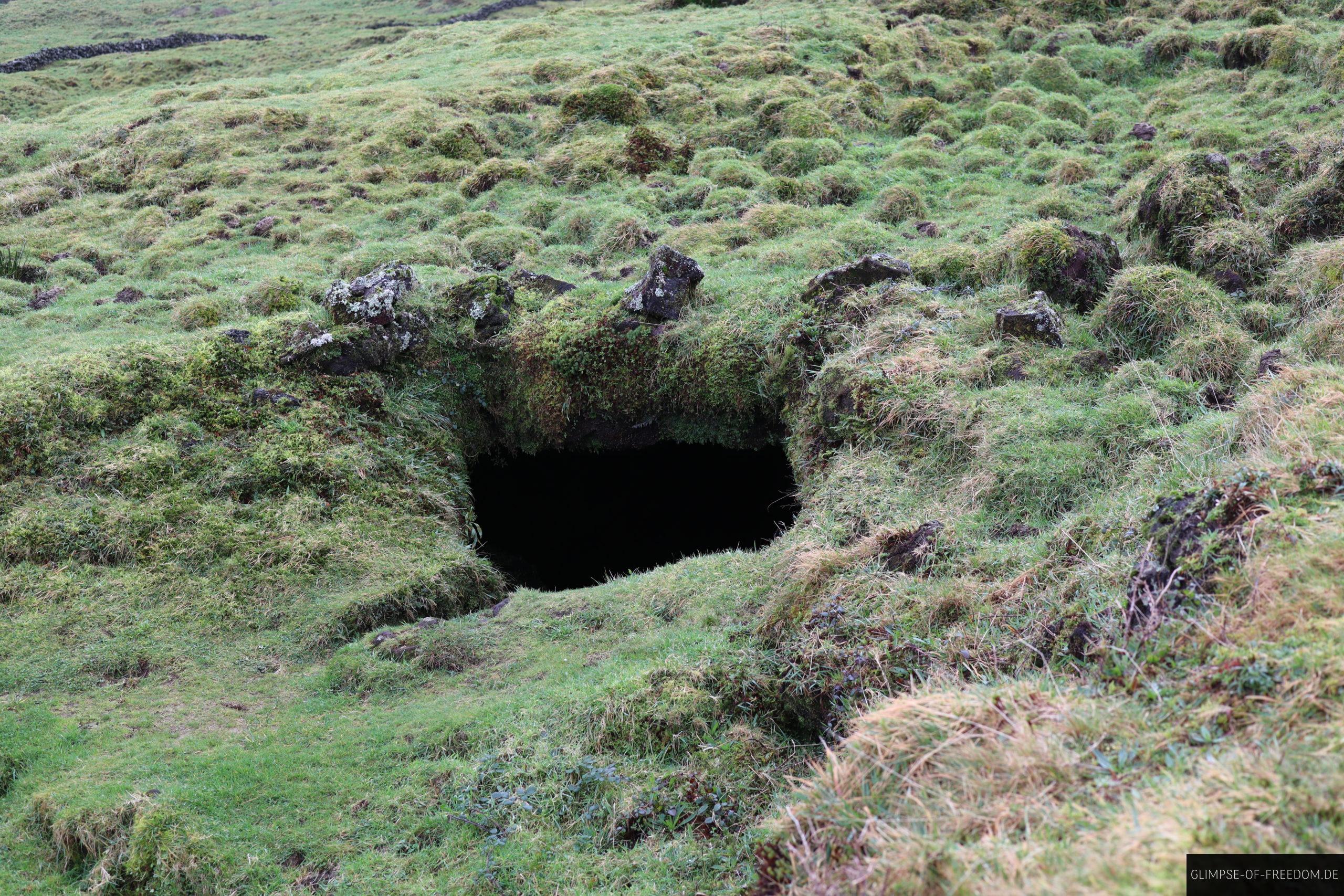 Kleiner Hoehleneingang scaled Kleiner Höhleneingang
