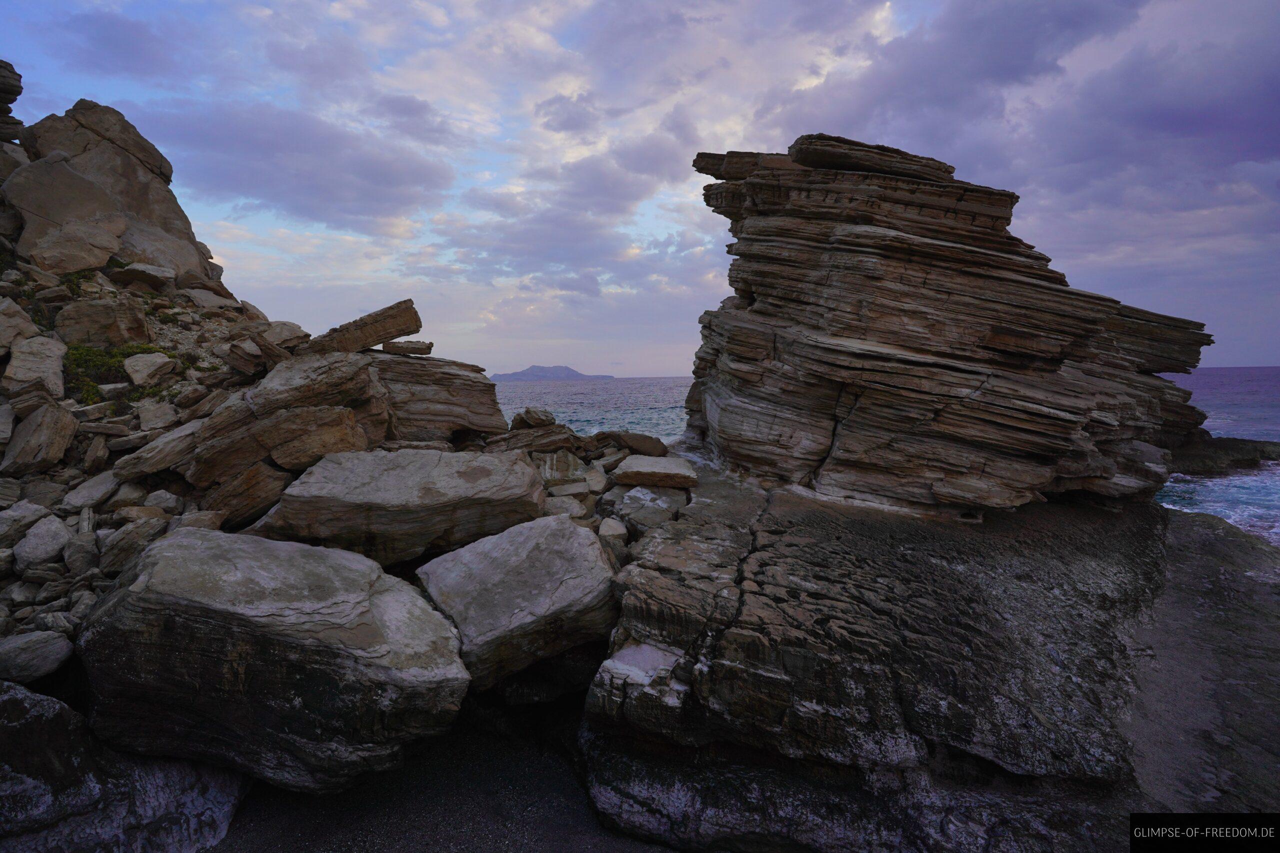 Kleiner Strand zwischen den Felsen scaled Kleiner Strand zwischen den Felsen