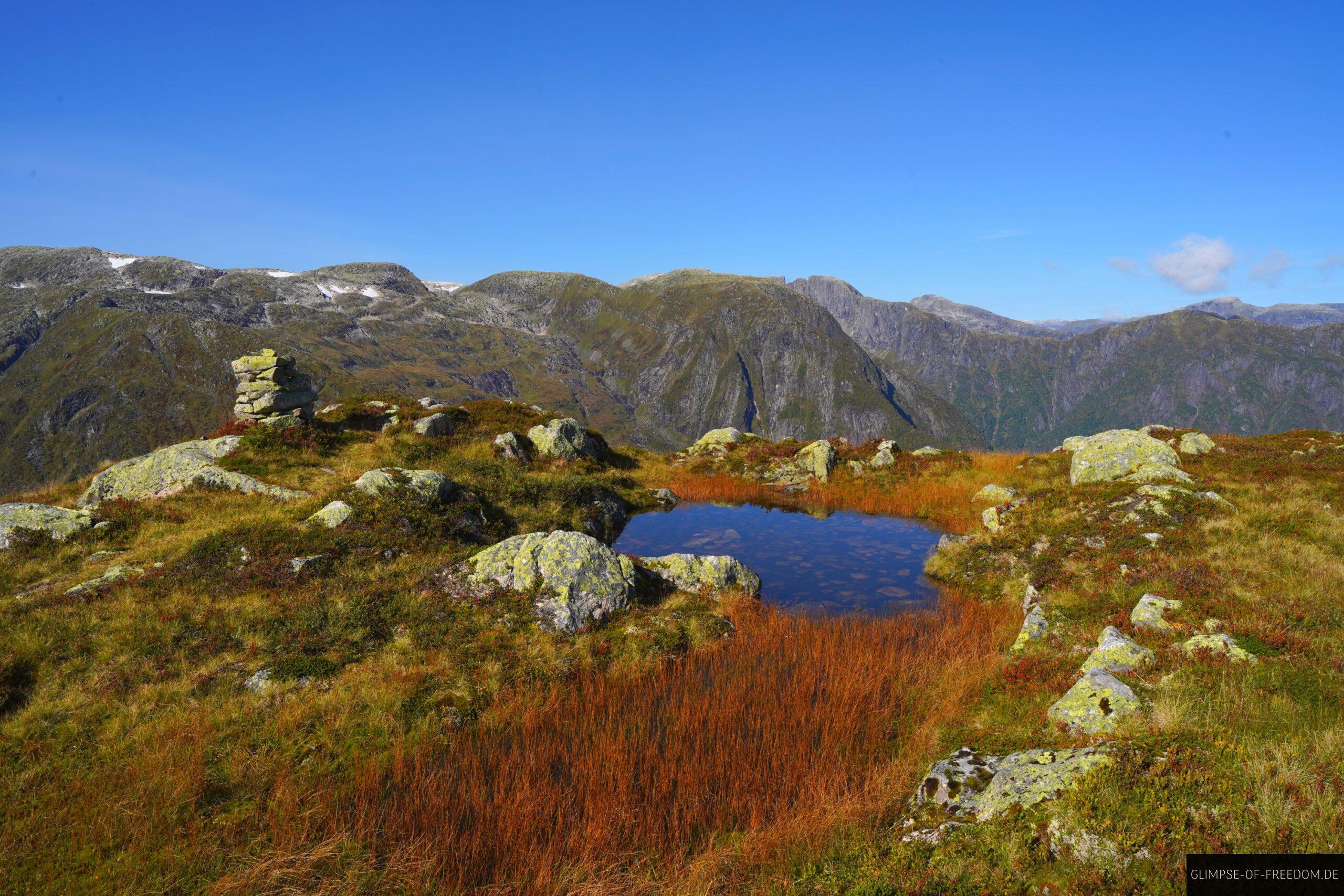 Kleiner Teich auf dem Gipfel des Raudmelen scaled Kleiner Teich auf dem Gipfel des Raudmelen