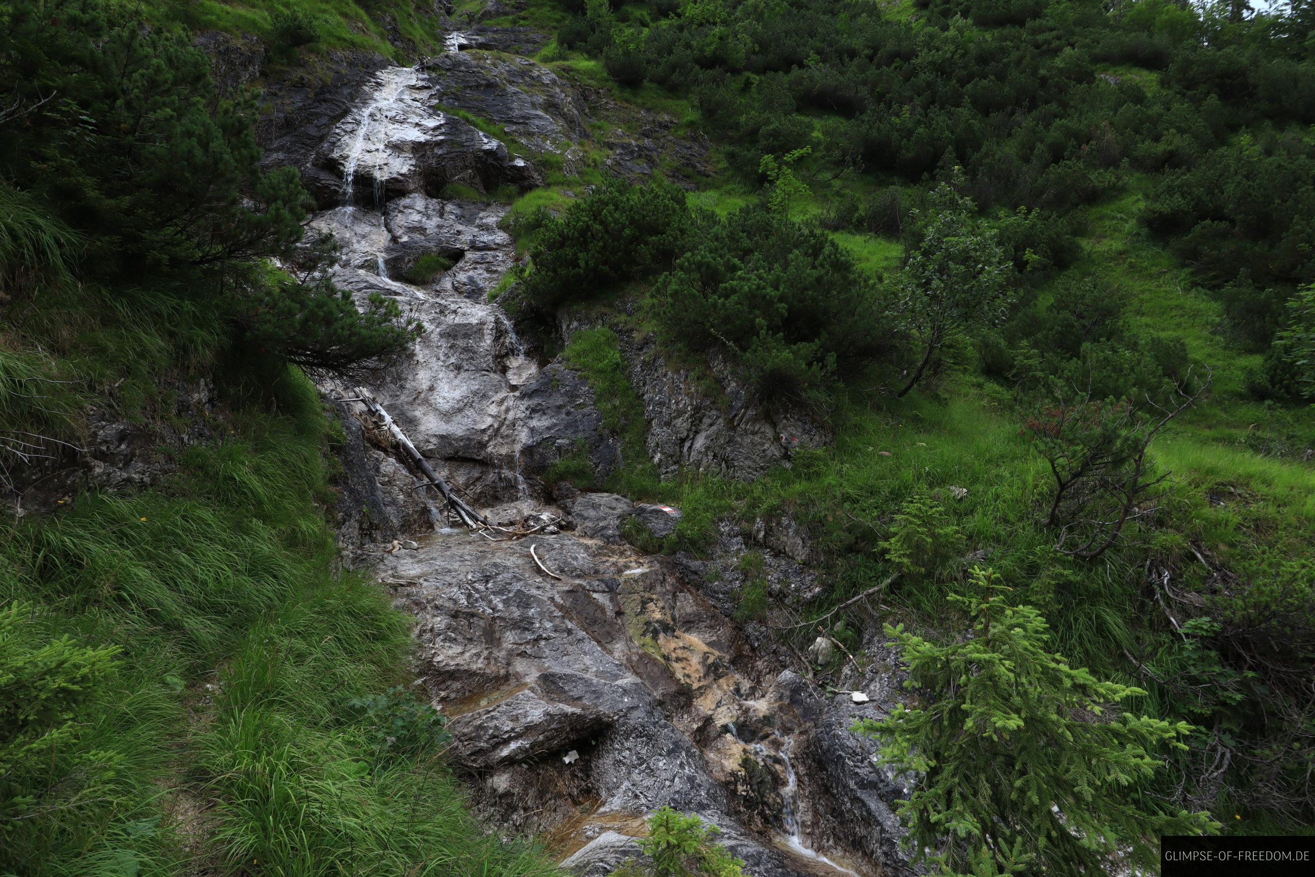 Kleiner Wasserfall auf dem Abstieg von der Kreuzspitze scaled Kleiner Wasserfall auf dem Abstieg von der Kreuzspitze