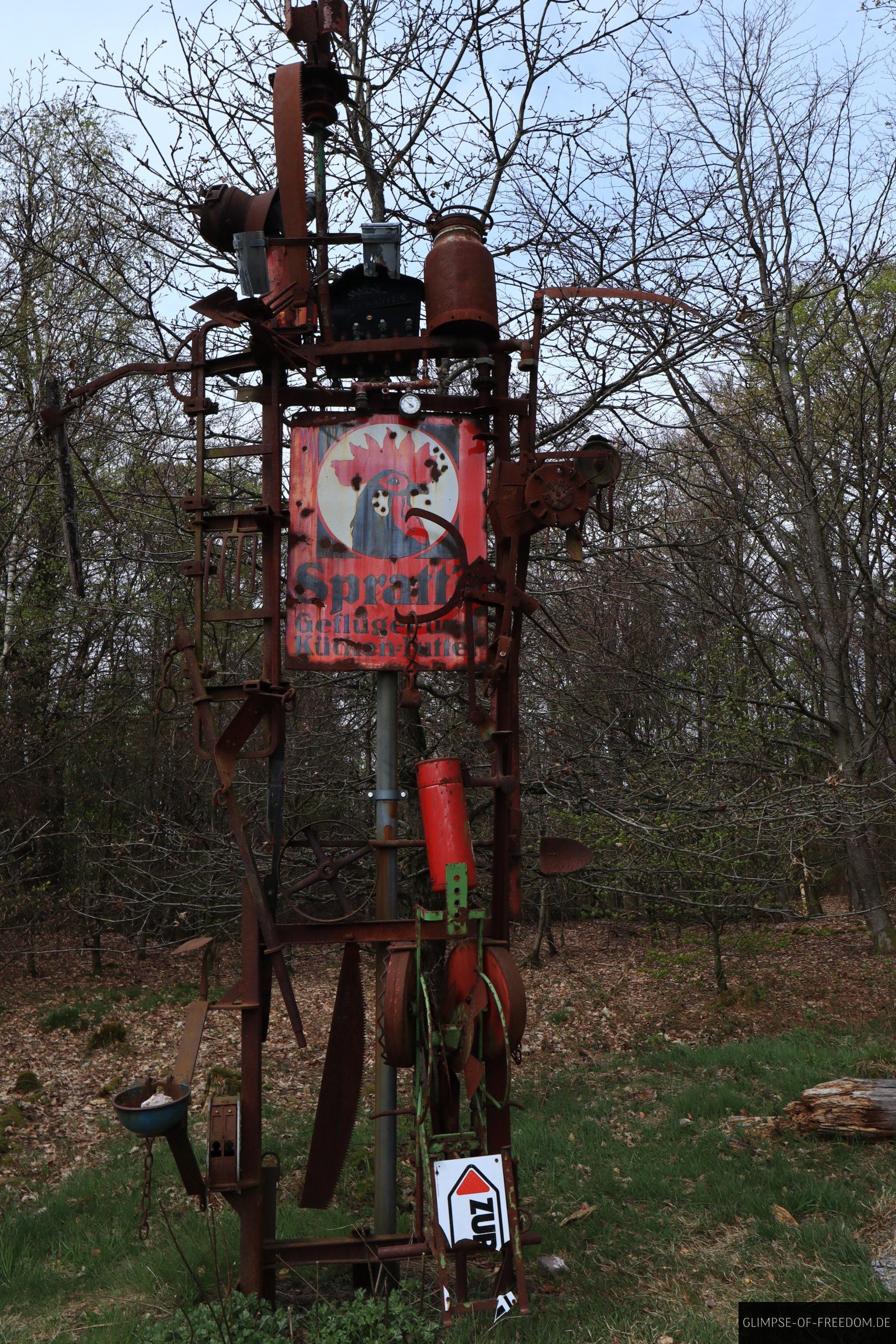 Kreative Figur auf dem Kunstweg im Odenwald