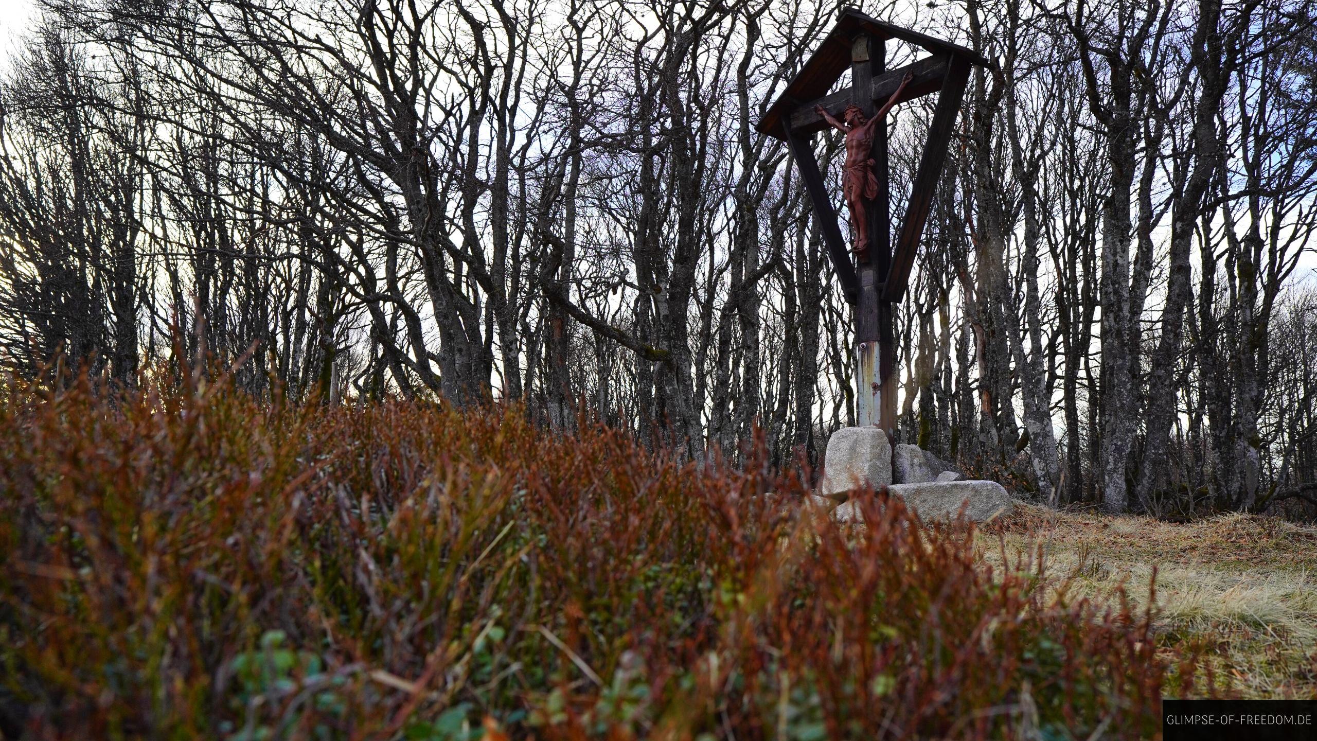 Kreuz Statue auf der Sentir des Roches Wanderung Kreuz Statue auf der Sentir des Roches Wanderung