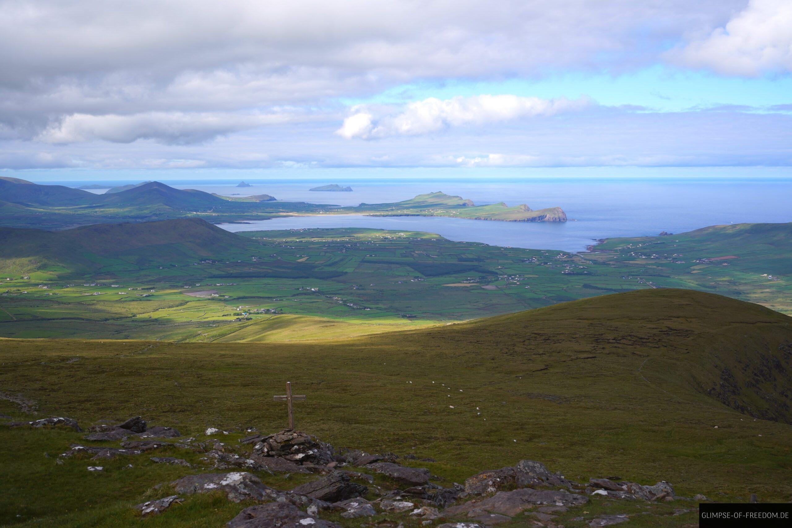 Kreuz am Weg und Meer im Hintergrund scaled Kreuz am Weg und Meer im Hintergrund
