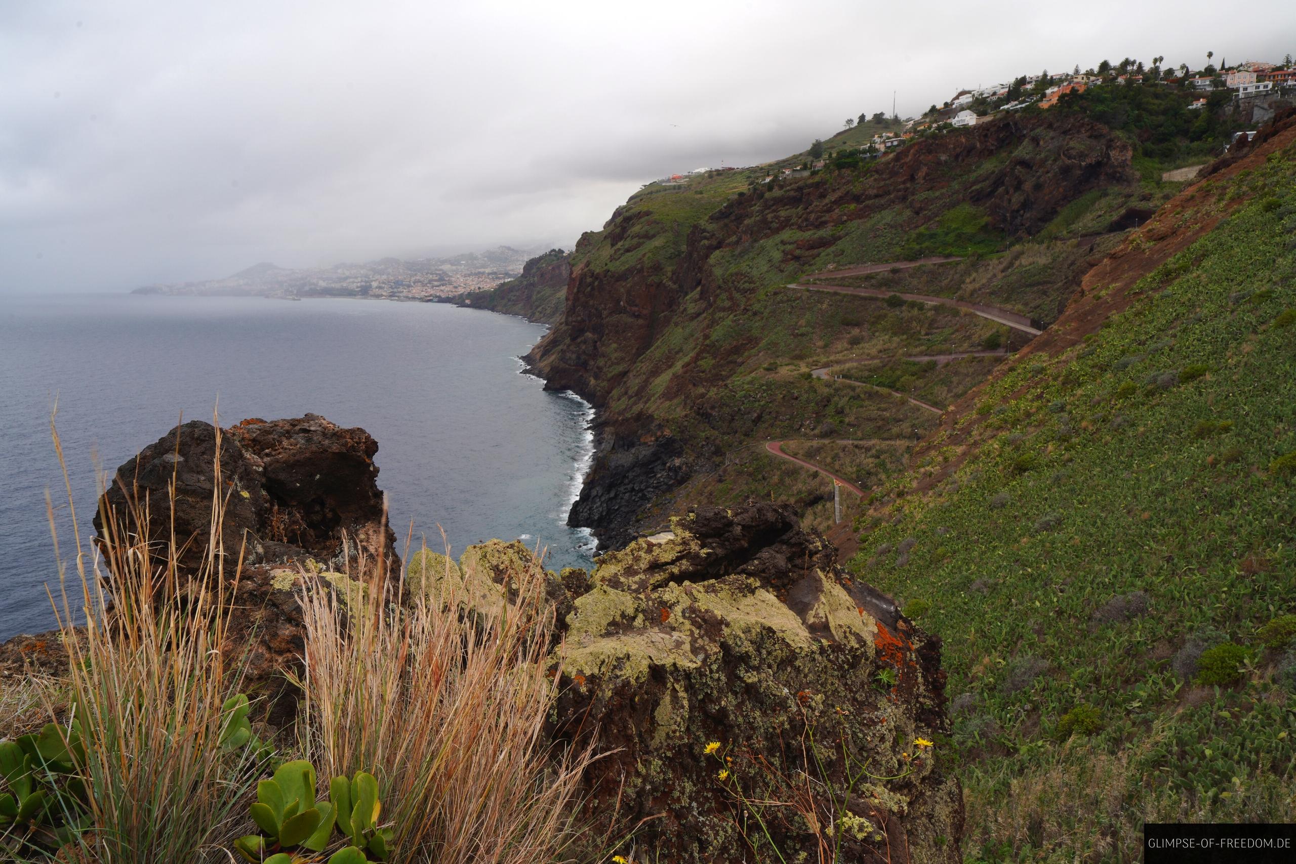 Kueste und interessanter Serpentinenweg auf Madeira Kueste und interessanter Serpentinenweg auf Madeira