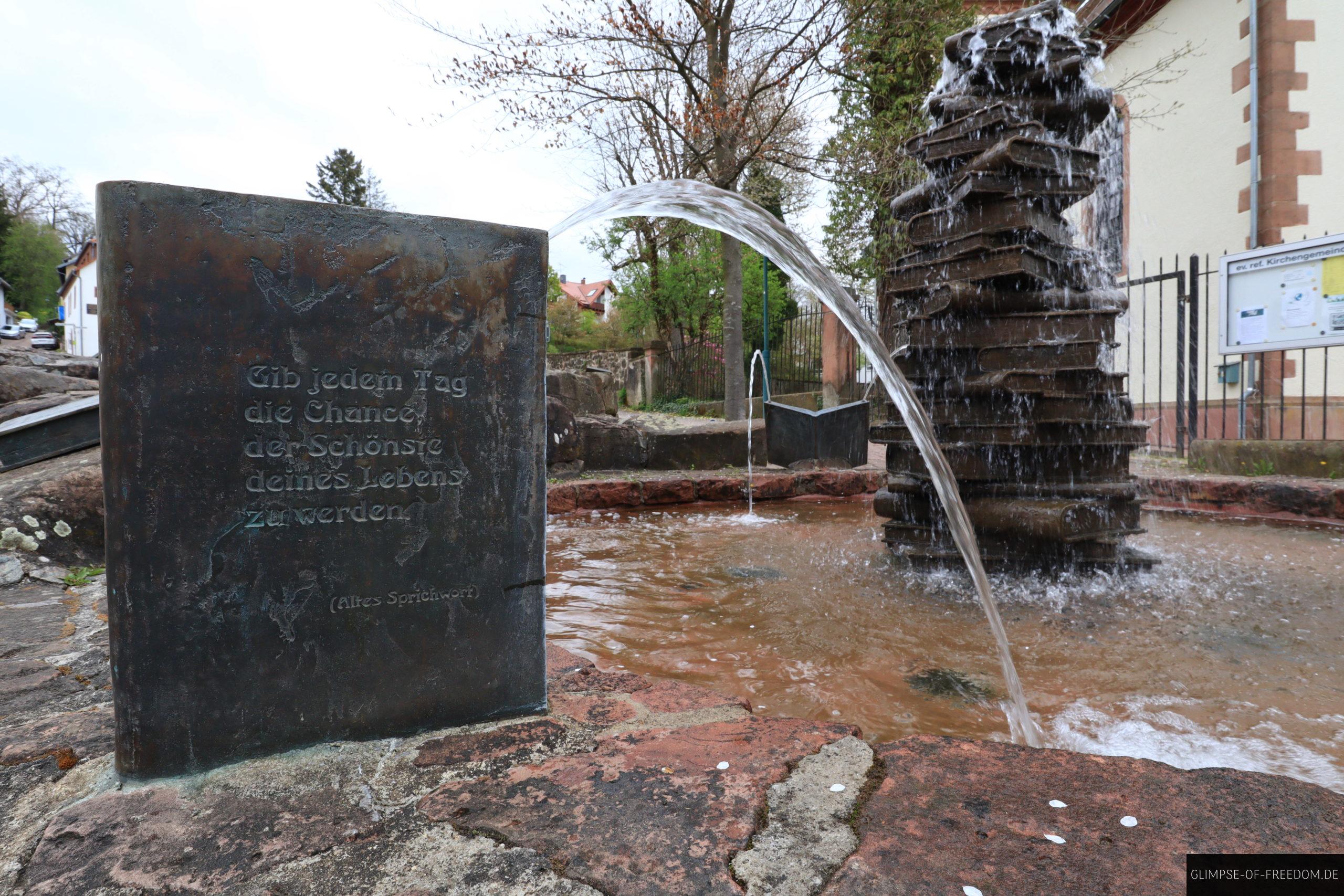 Kunstvoller Brunnen vor der Kirche in Wald Michelbach scaled Kunstvoller Brunnen vor der Kirche in Wald-Michelbach