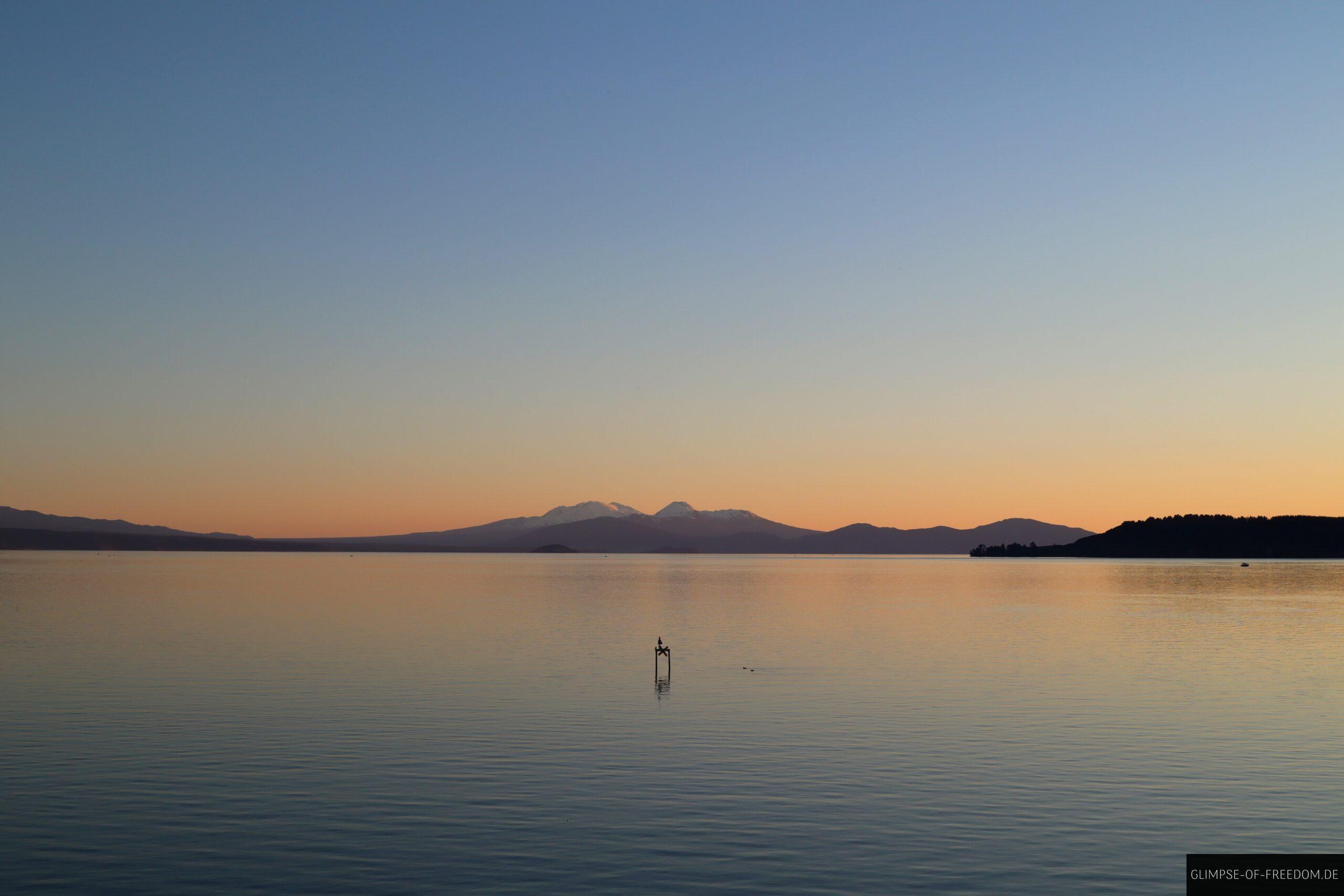 Lake Taupo in der Abenddaemmerung scaled Lake Taupo in der Abenddämmerung