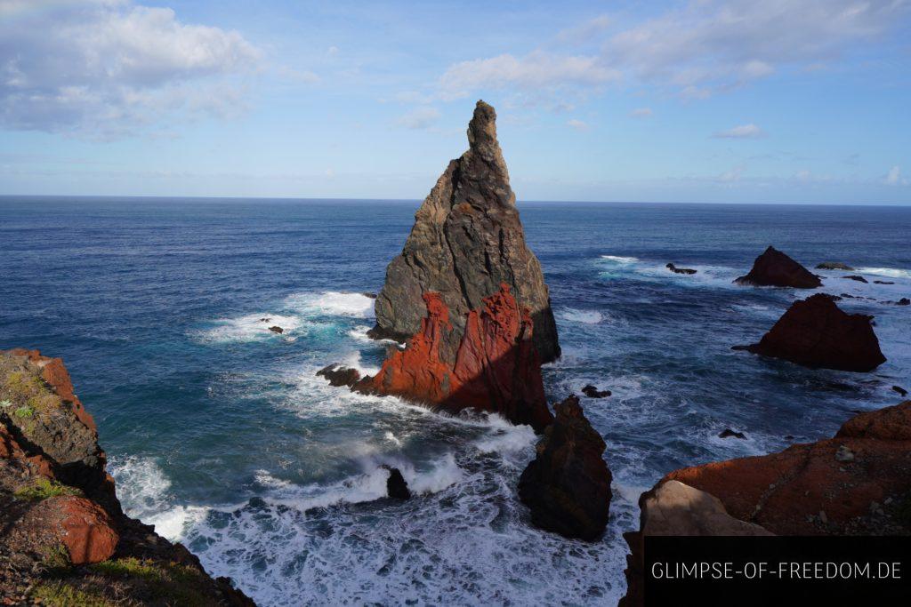 Markante Felsen im Meer an der Ponta de Sao Lourenco