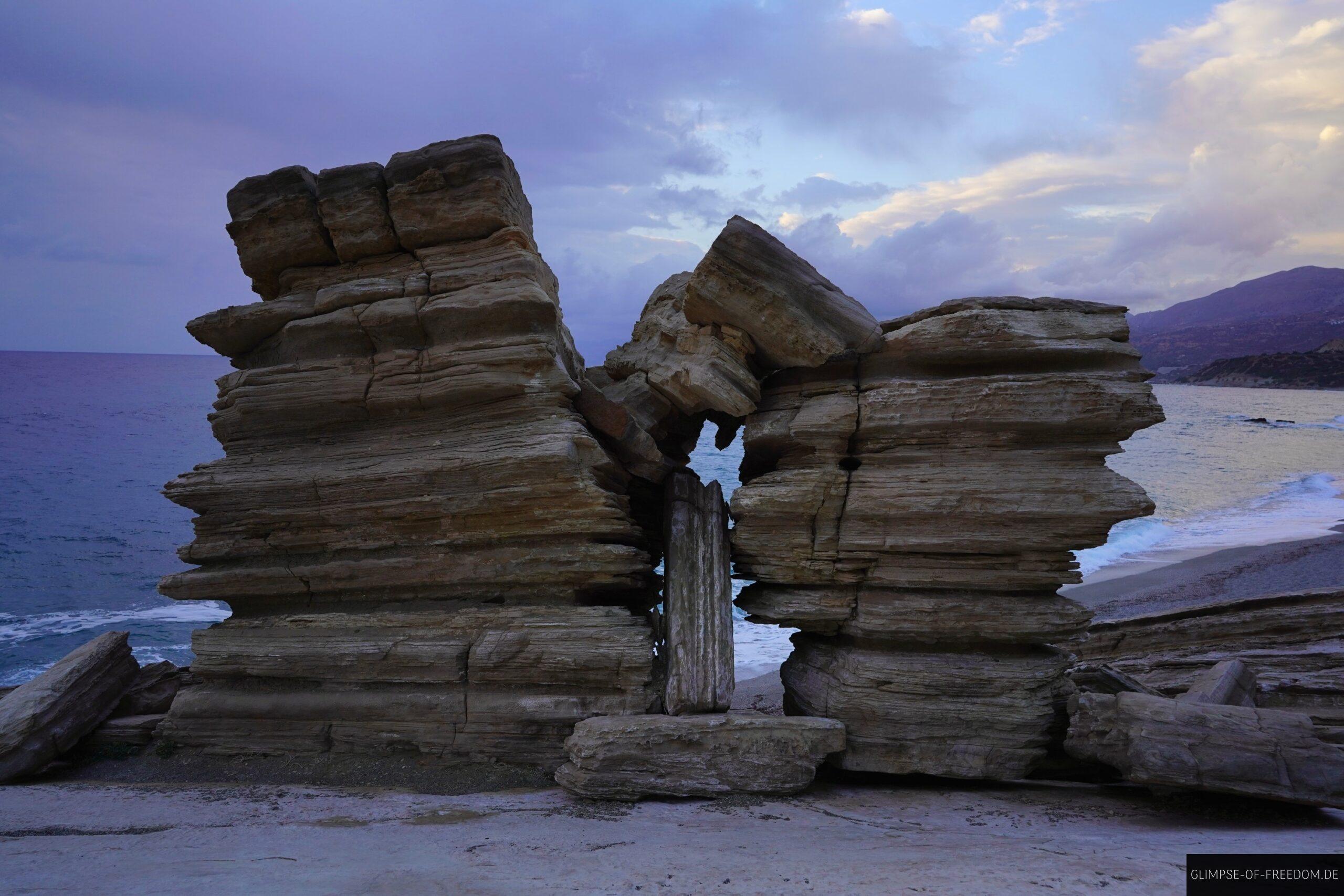 Markante Felsformationen am Triopetra Beach Kreta scaled Markante Felsformationen am Triopetra Beach Kreta