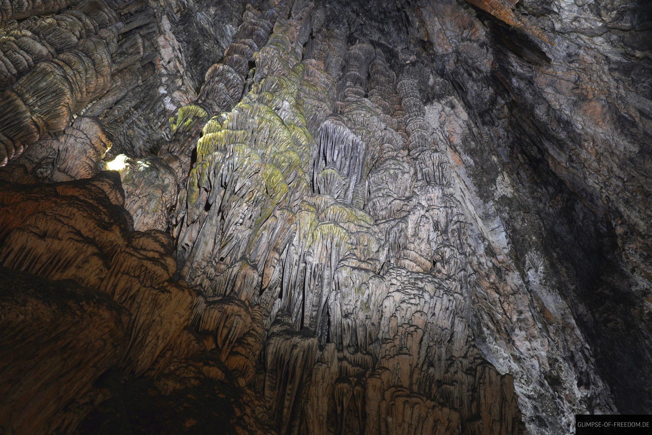 Markante Felswaende in den Cuevas dArta scaled Markante Felswände in den Cuevas d'Artà