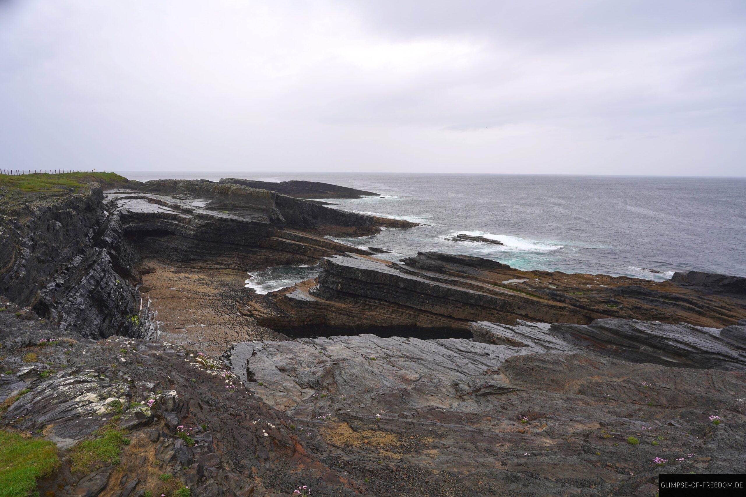 Markante Kuestenlandschaft an den Bridges of Ross scaled Markante Küstenlandschaft an den Bridges of Ross