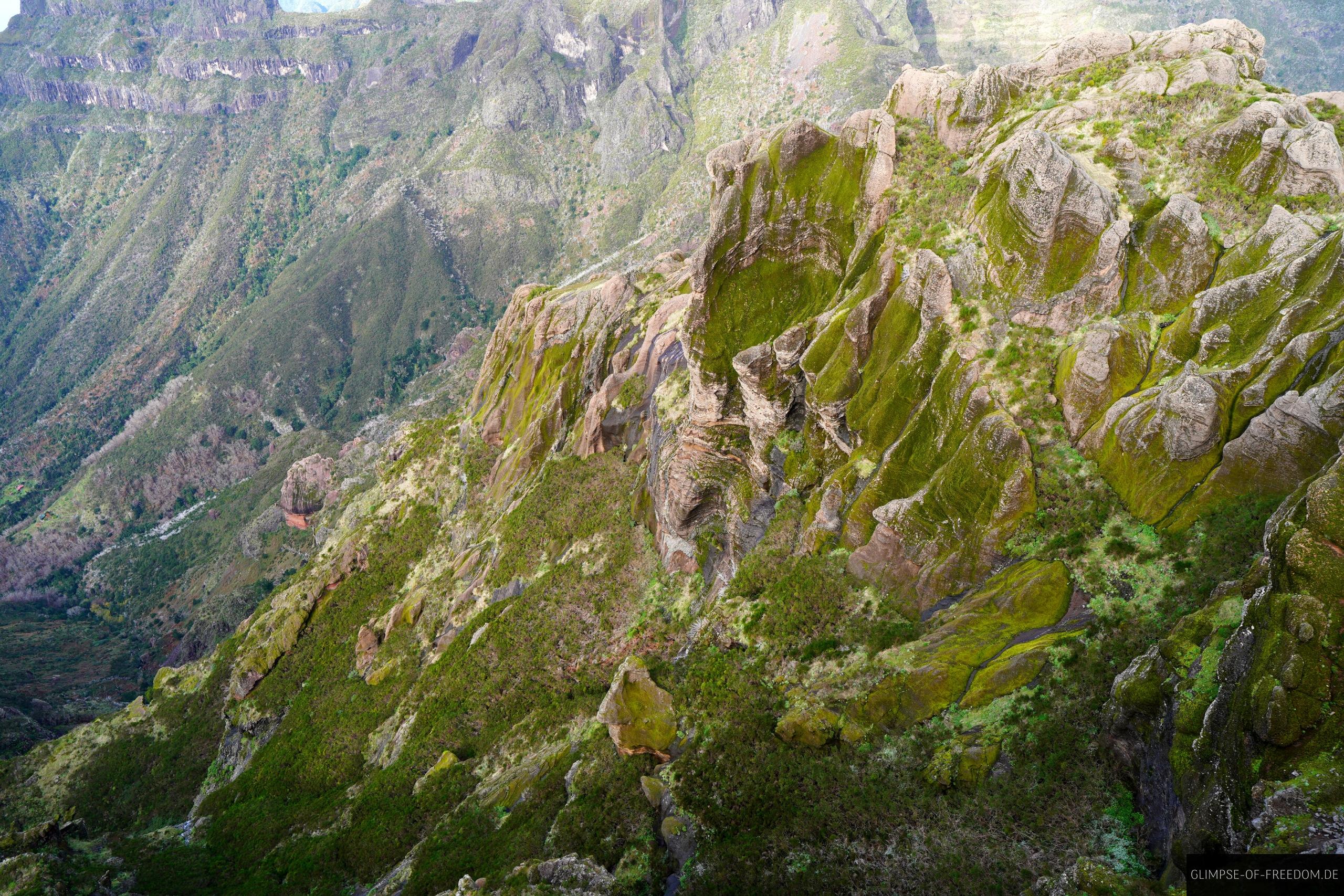 Markanter Berg in gruen leuchtenden Pflanzen gekleidet Markanter Berg in grün-leuchtenden Pflanzen gekleidet