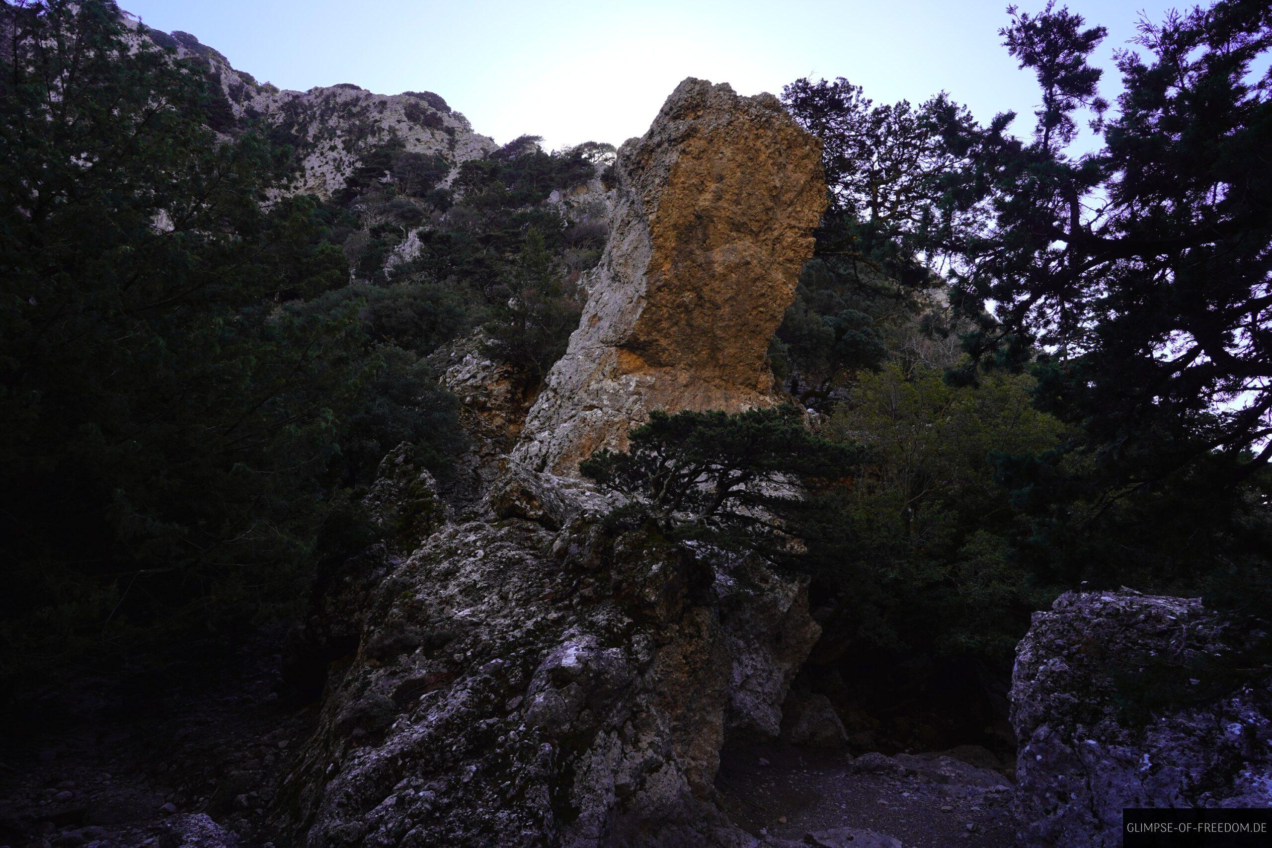 Markanter Felsblock am Schluchtweg scaled Markanter Felsblock am Schluchtweg