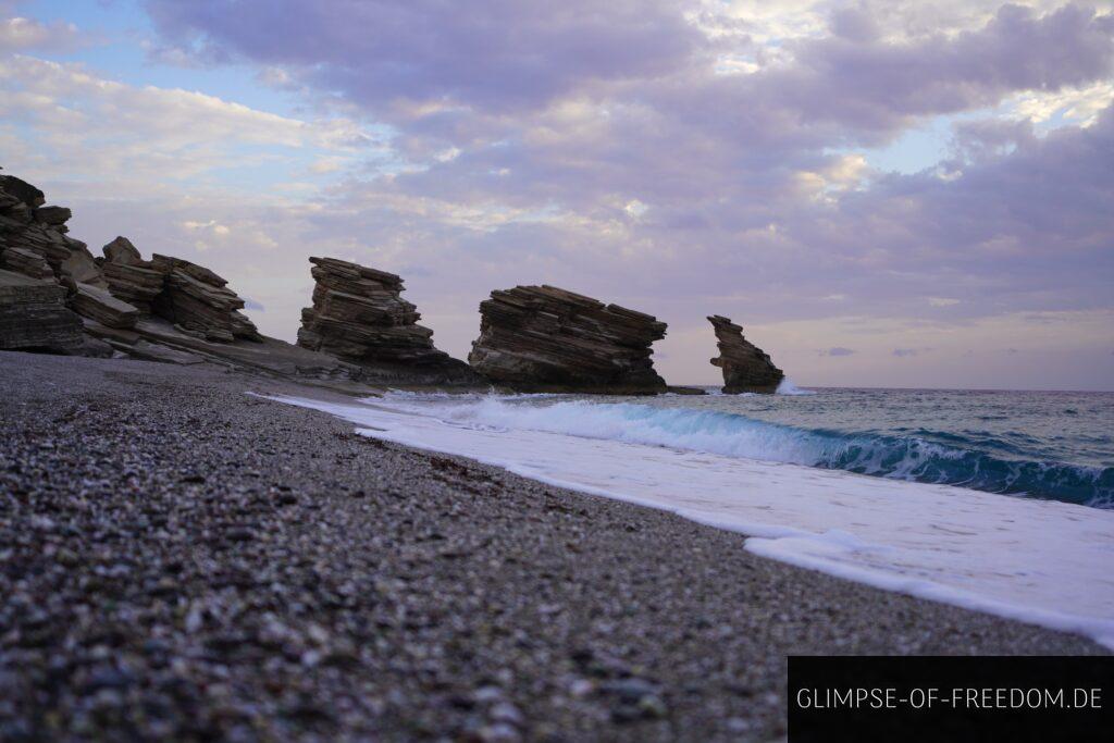 Meer und Felsen an der Küste Kretas