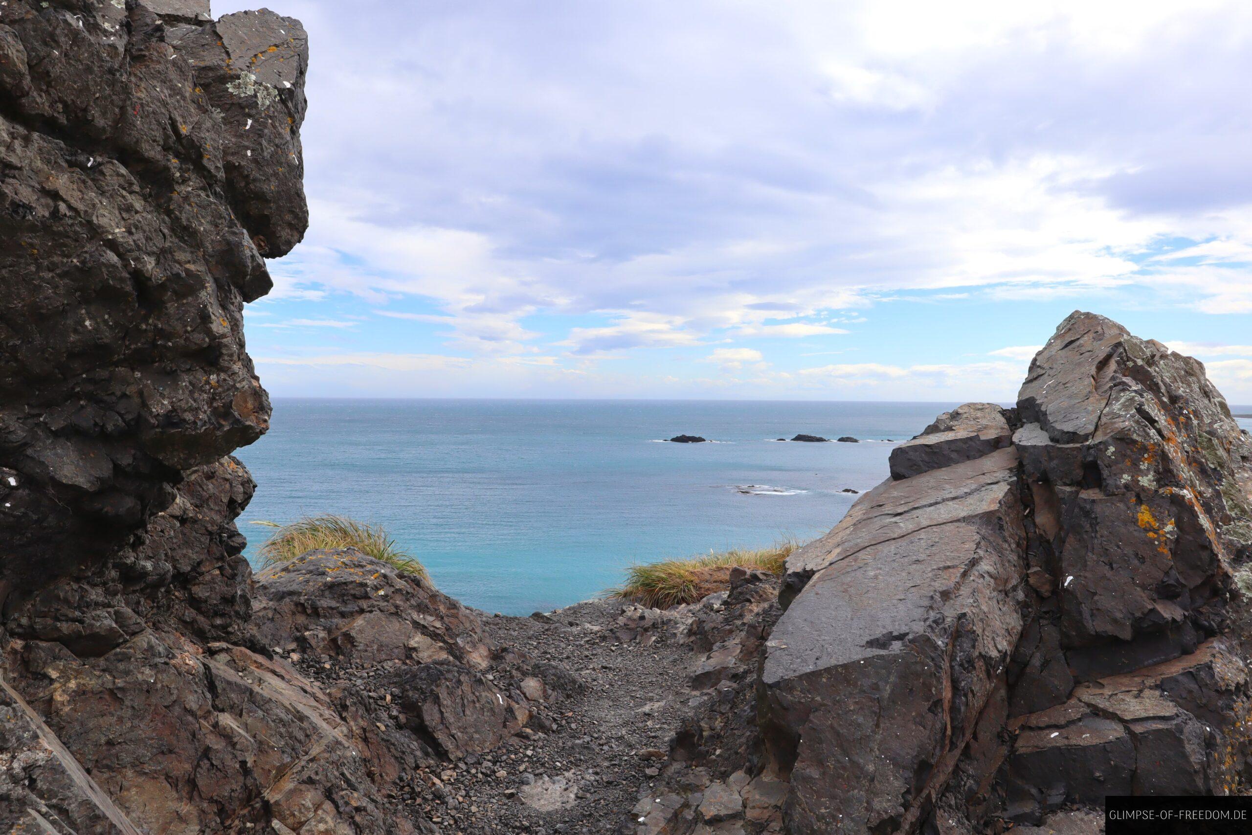 Meerblick durch die Felsen am Cape Palliser scaled Meerblick durch die Felsen am Cape Palliser