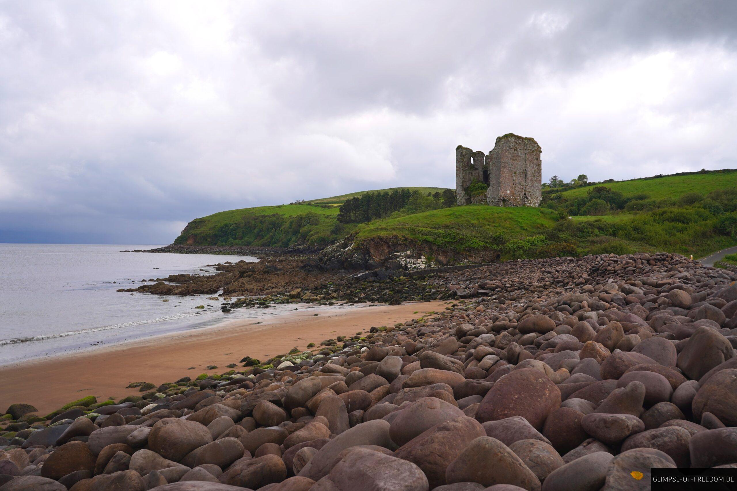 Minard Castle mit Strand scaled Minard Castle mit Strand