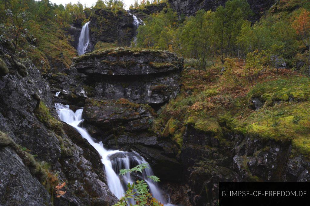 Myrdal Wasserfall nahe der Ortschaft