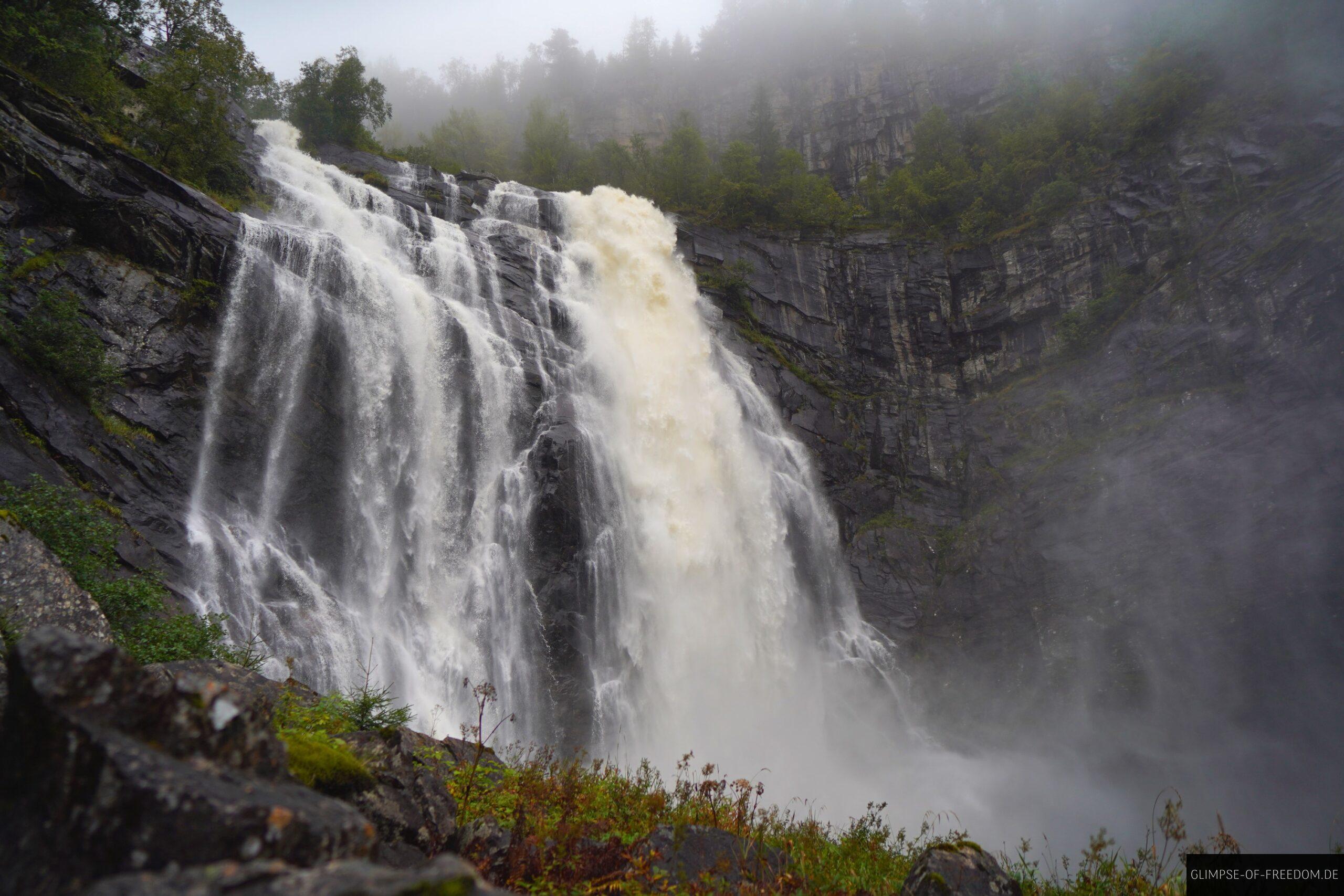 Nahe am Skjervsfossen Wasserfall scaled Nahe am Skjervsfossen Wasserfall
