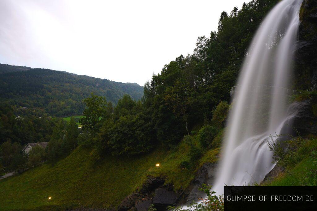 Nahe am Steinsdalsfossen Wasserfall Norwegen