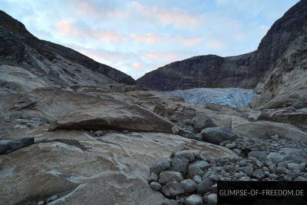 Nigardsbreen Gletscher in steinerner Berglandschaft