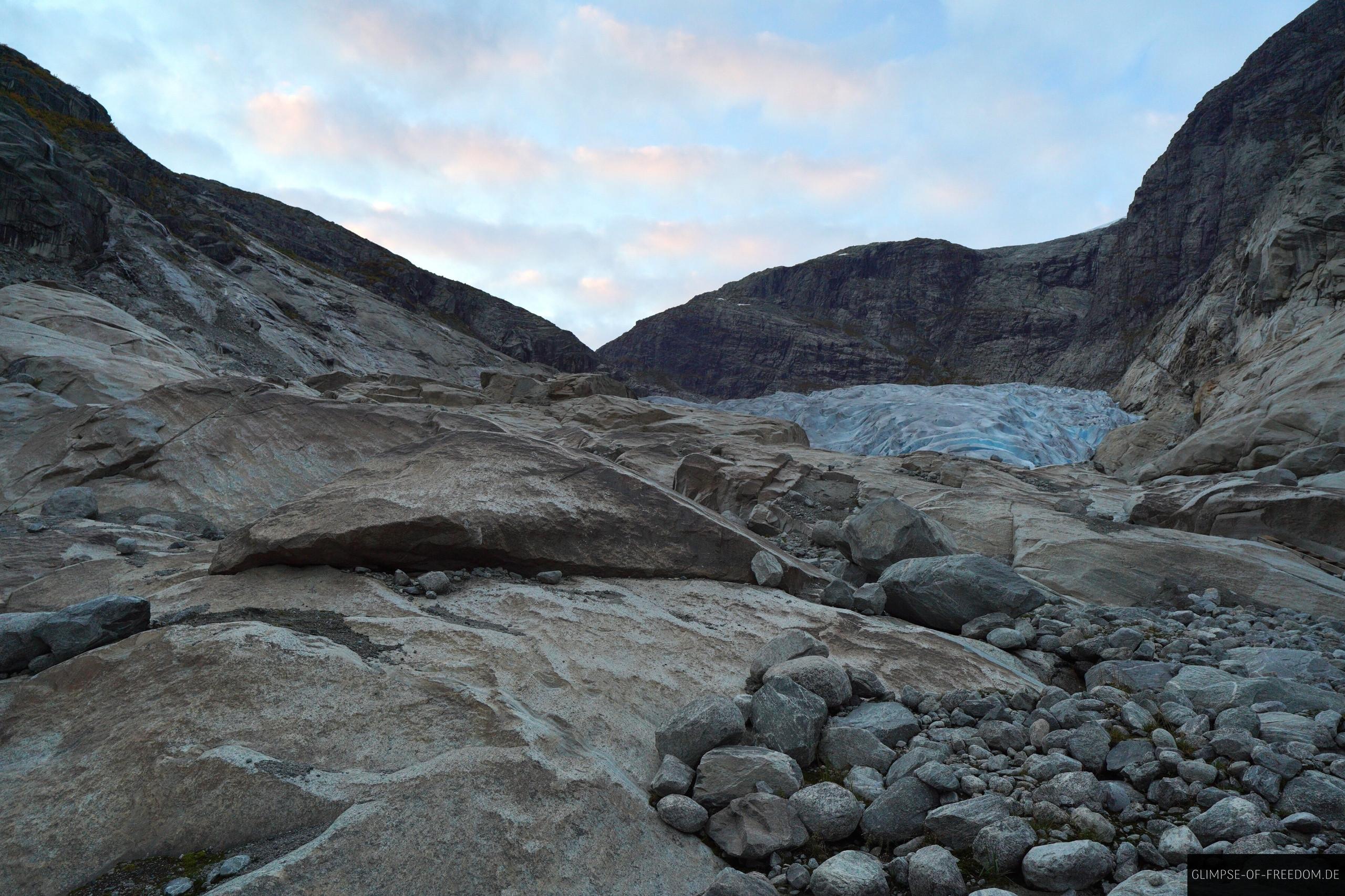 Nigardsbreen Gletscher in Steinerner Berglandschaft Nigardsbreen Gletscher in steinerner Berglandschaft