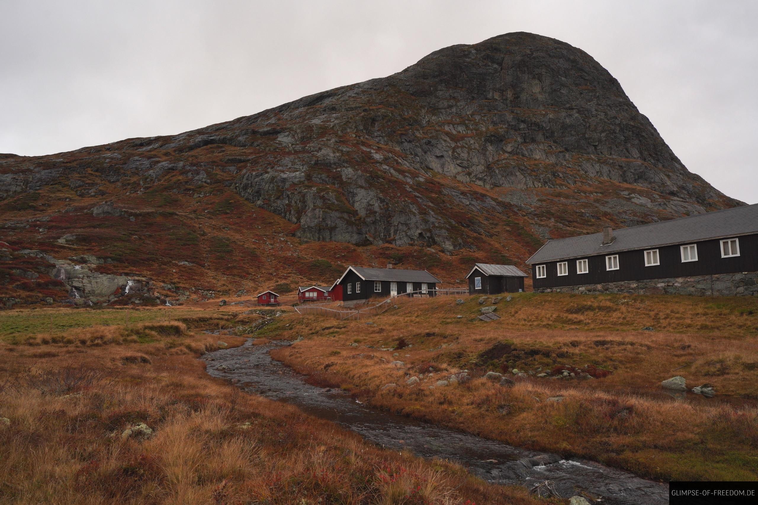 Norwegische Huetten mit Synshorn im Hintergrund Norwegische Hütten mit Synshorn im Hintergrund