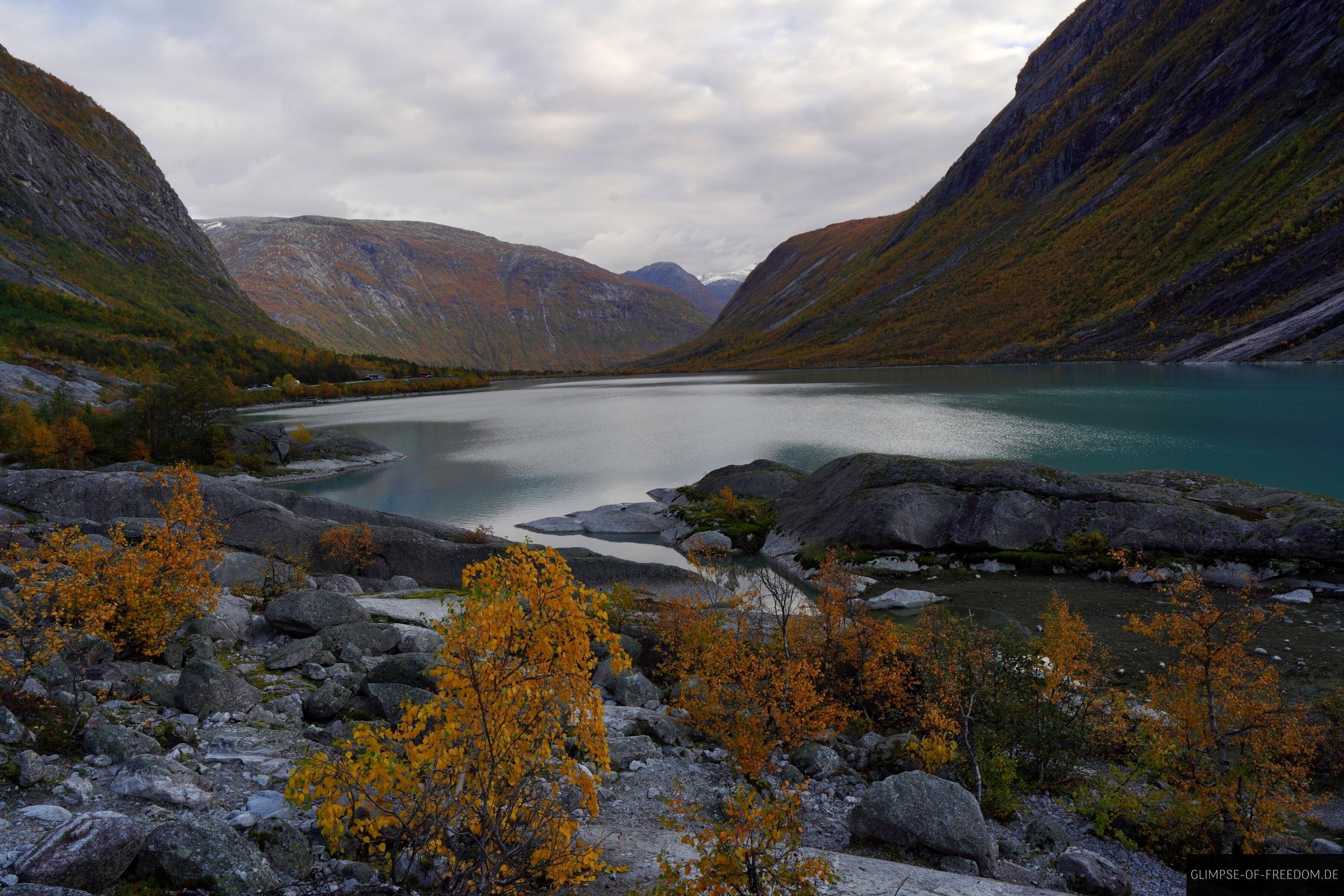 Norwegischer See in Berglandschaft am Nigardsbreen Norwegischer See in Berglandschaft am Nigardsbreen