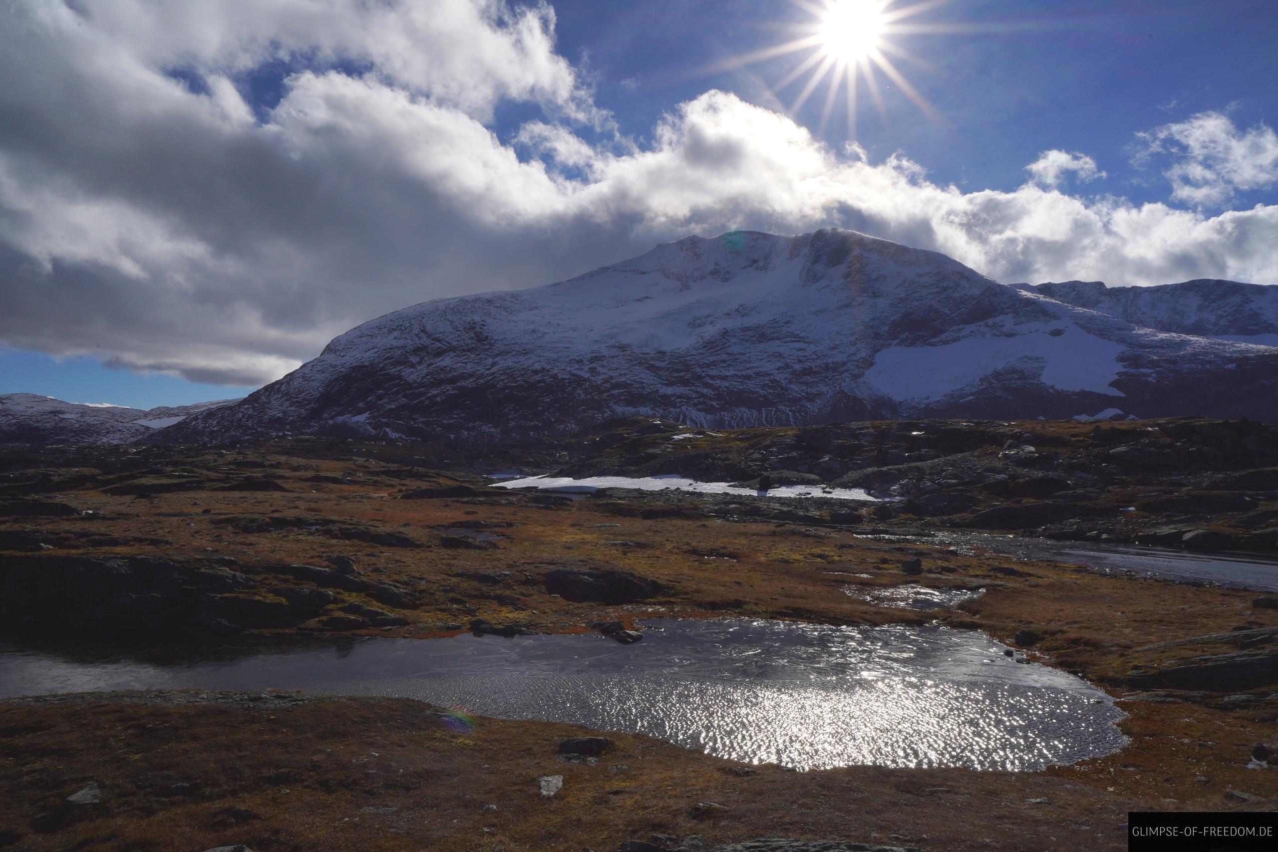 Norwegischer See mit Berg im Hintergrund Norwegischer See mit Berg im Hintergrund