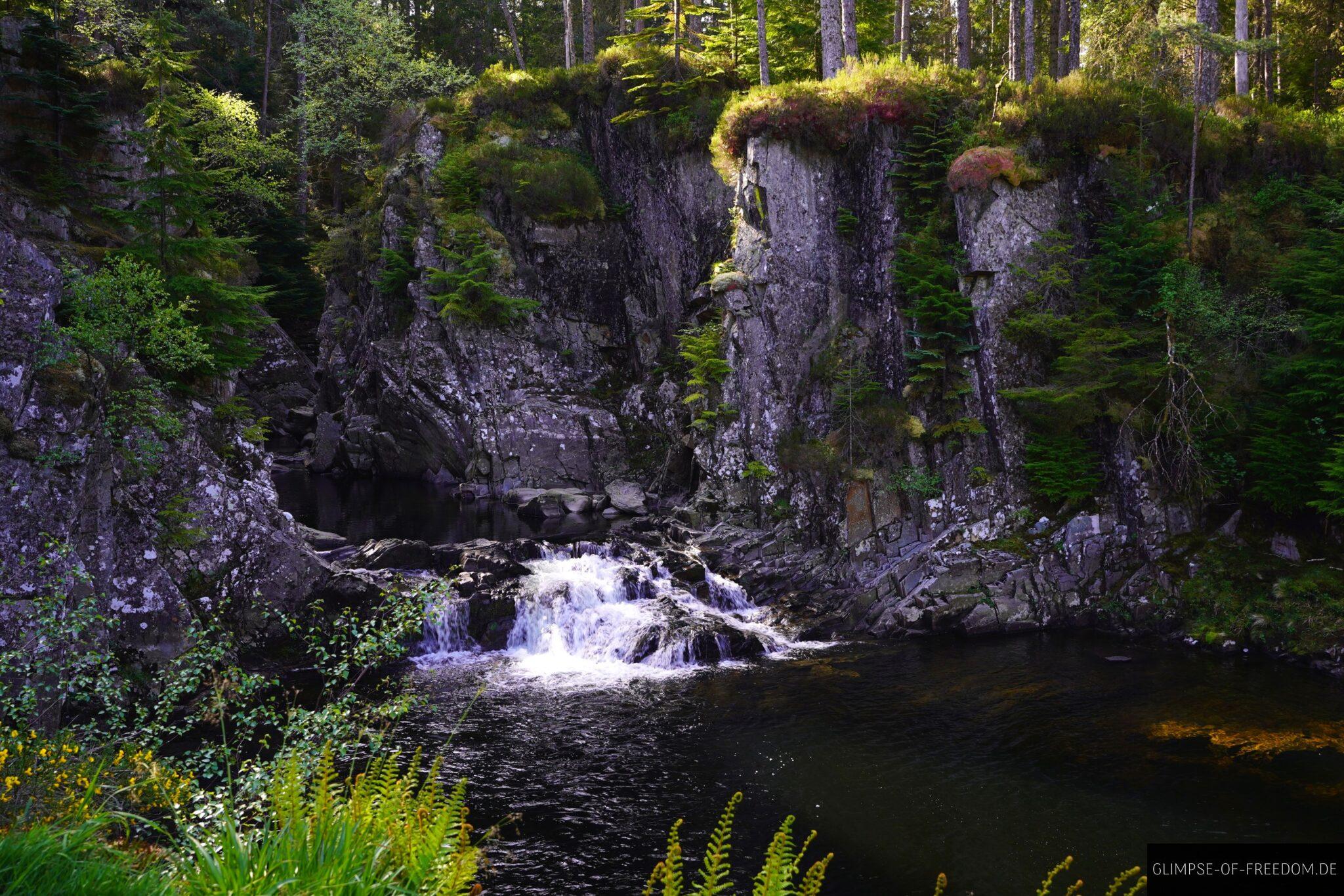 Pattack Falls: Idyllischer Wasserfall in steinerner Oase