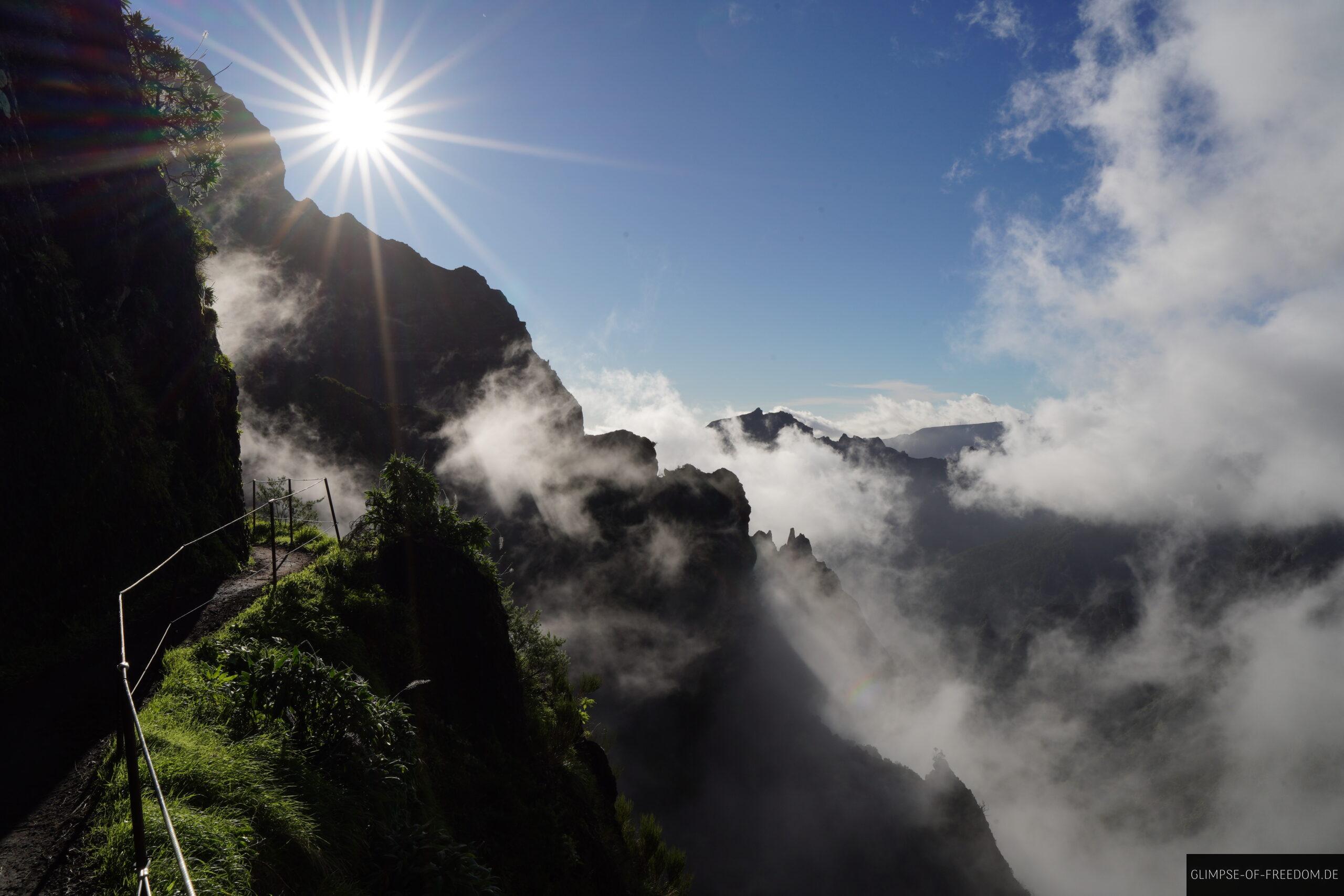 Pfad auf der Pico Ruivo Pico do Arieiro Wanderung scaled Pfad auf der Pico Ruivo Pico do Arieiro Wanderung