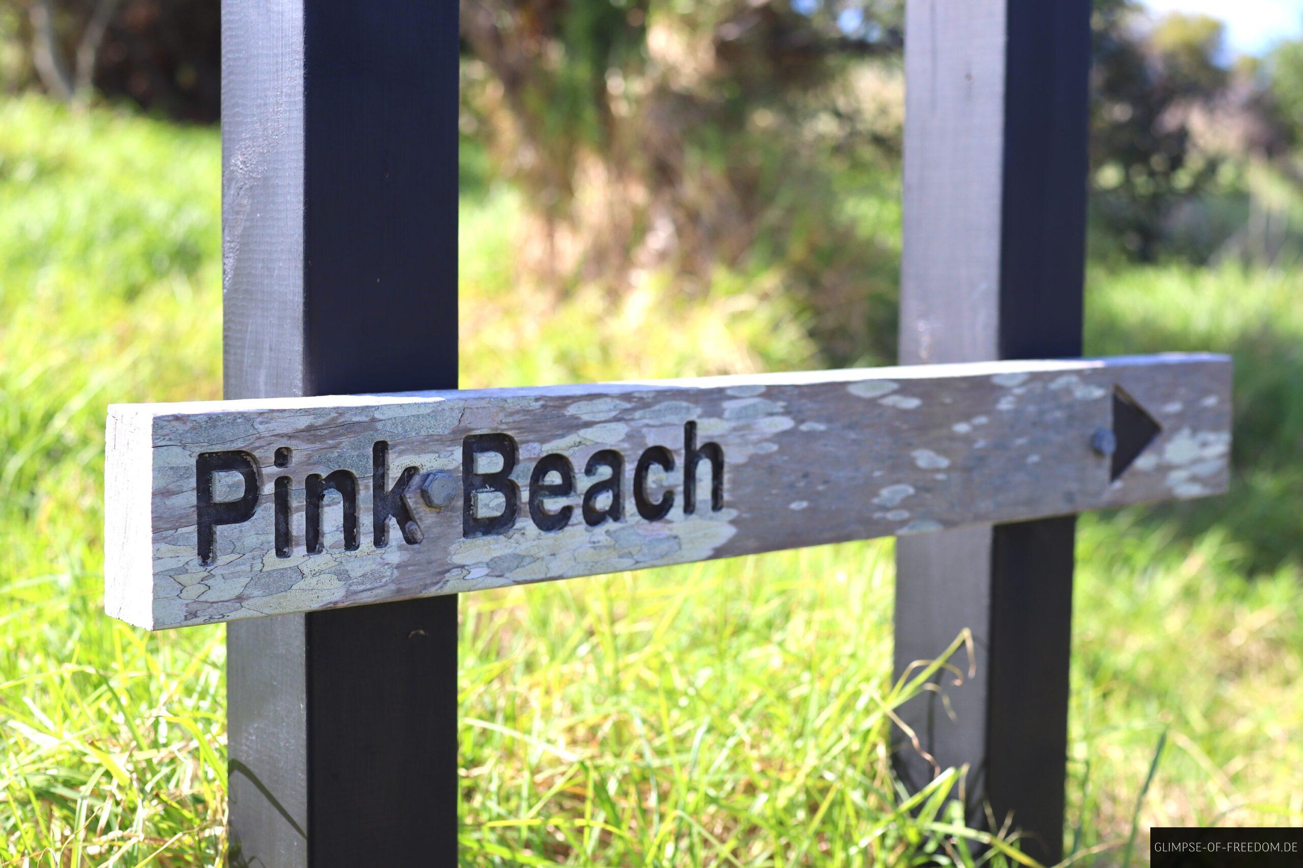 Pink Beach Wegweise scaled Pink Beach Wegweise