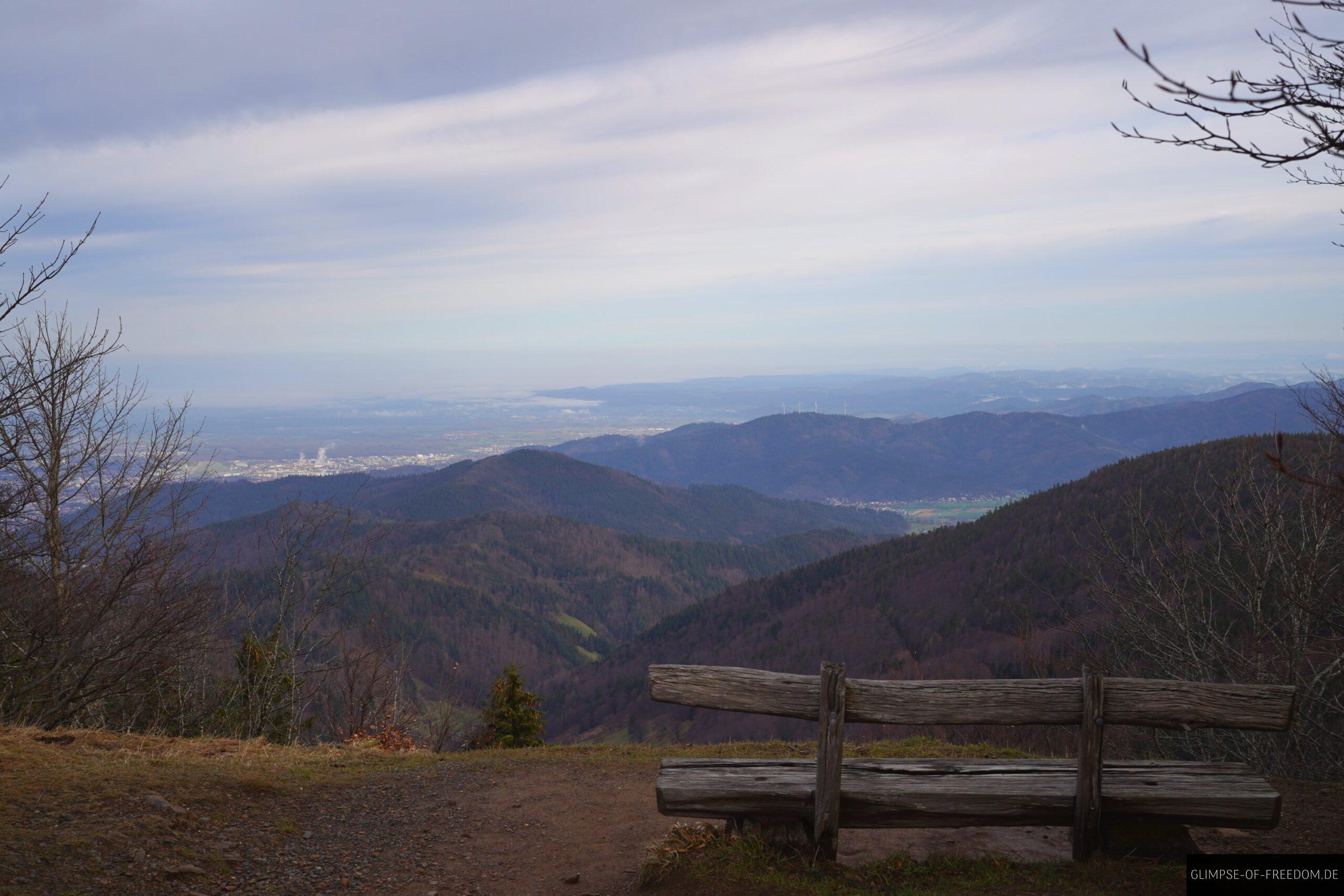 Rastbank mit toller Aussicht ueber den Schwarzwald scaled Rastbank mit toller Aussicht über den Schwarzwald