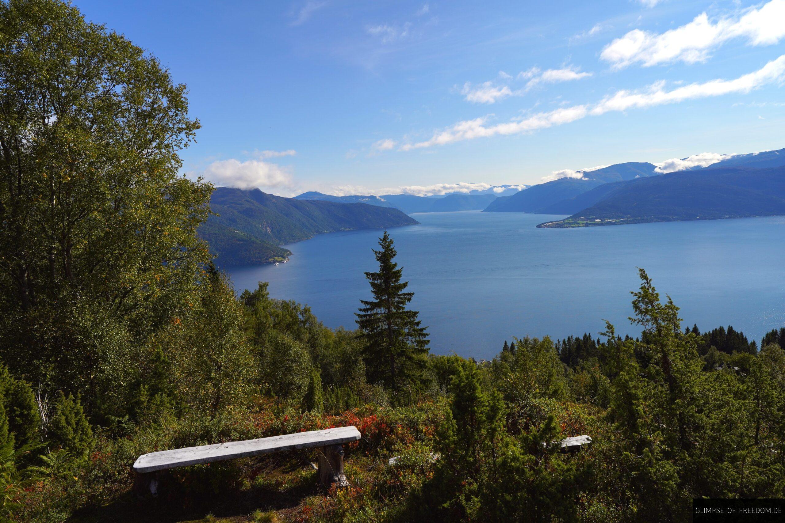 Rastbank zum Entspannen mit Fjordblick scaled Rastbank zum Entspannen mit Fjordblick