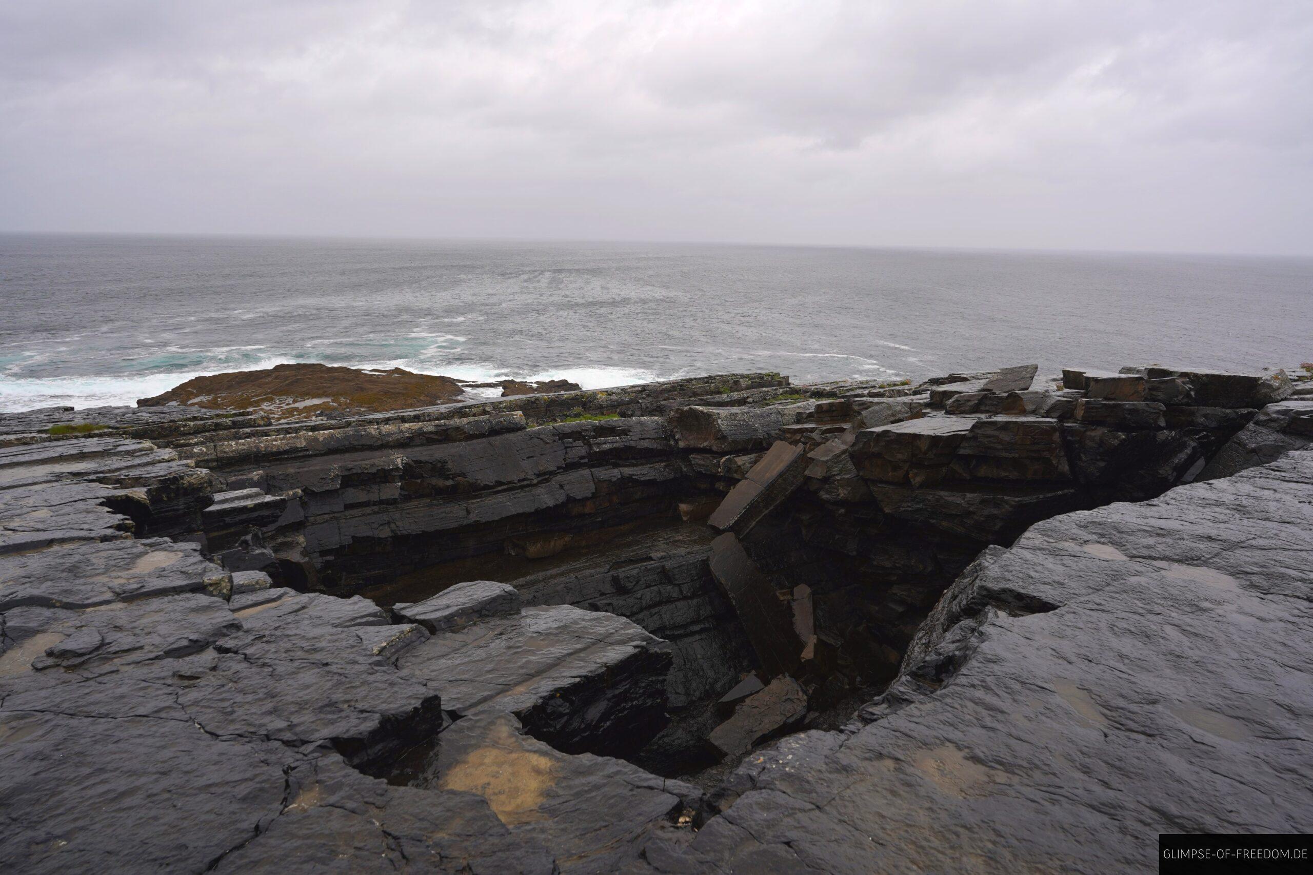 Rieisiges Loch in den Felsen scaled Rieisiges Loch in den Felsen