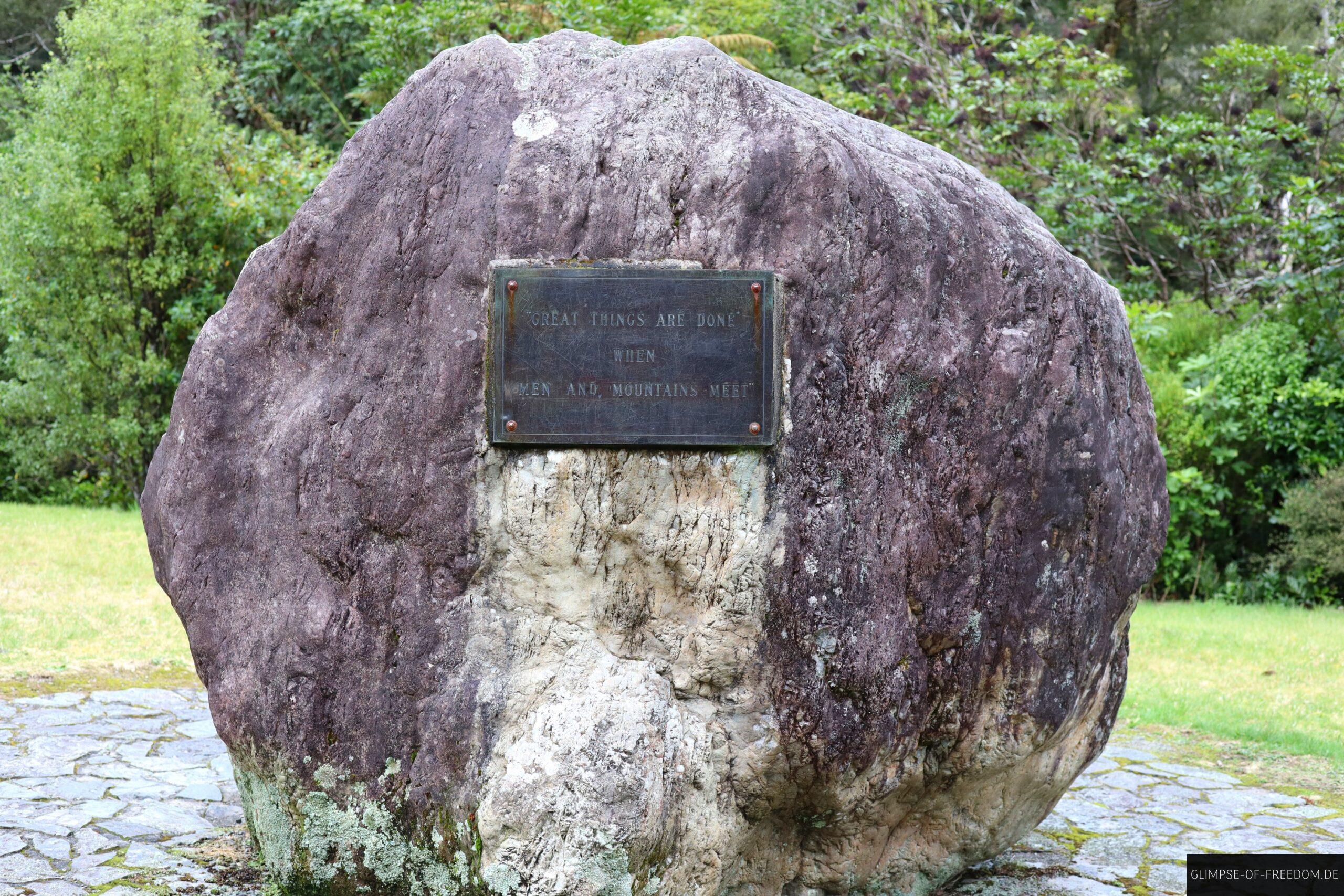 Rivendell Fels mit Spruchtafel scaled Rivendell Fels mit Spruchtafel