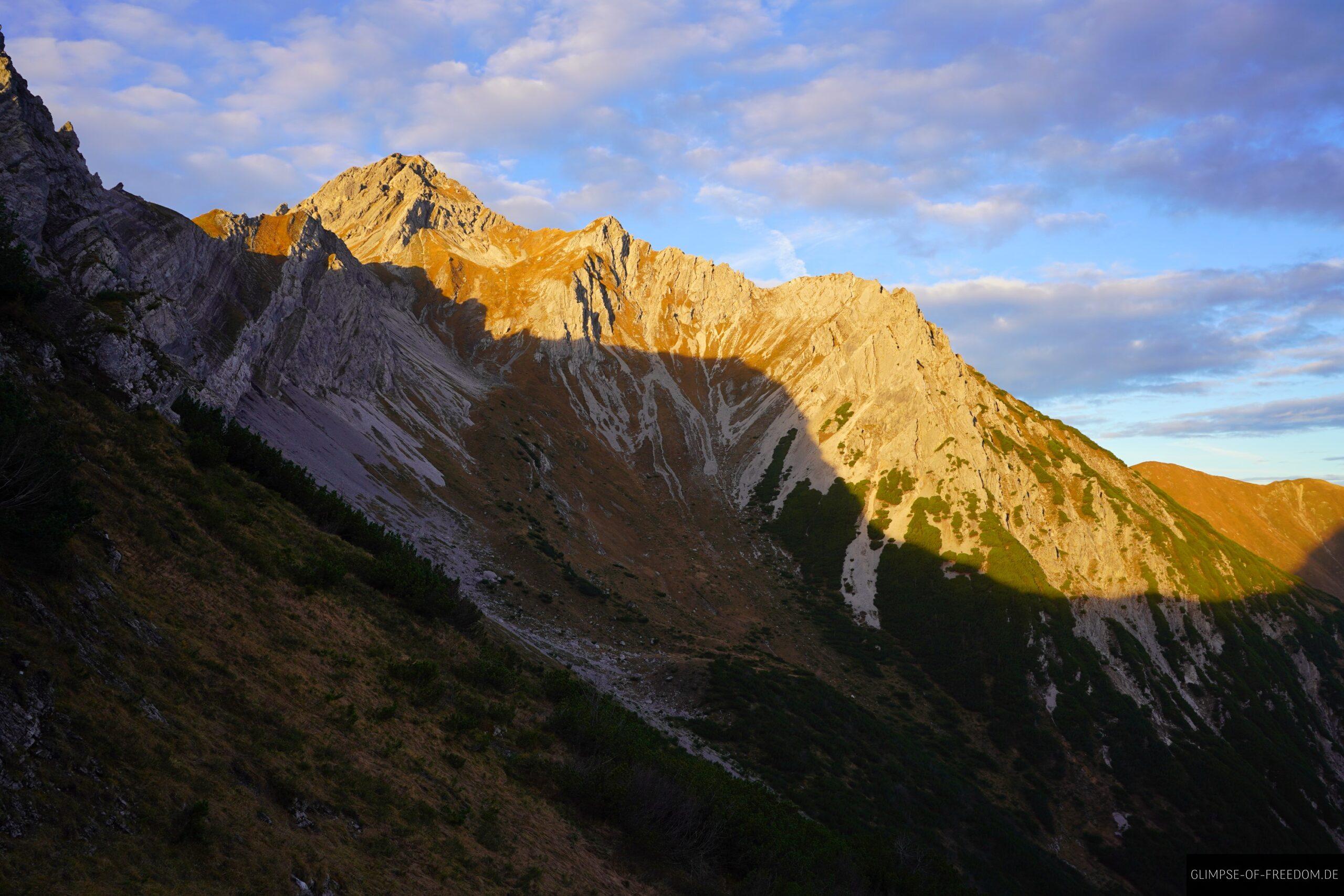 Roter Stein im Sonnenlicht scaled Roter Stein im Sonnenlicht